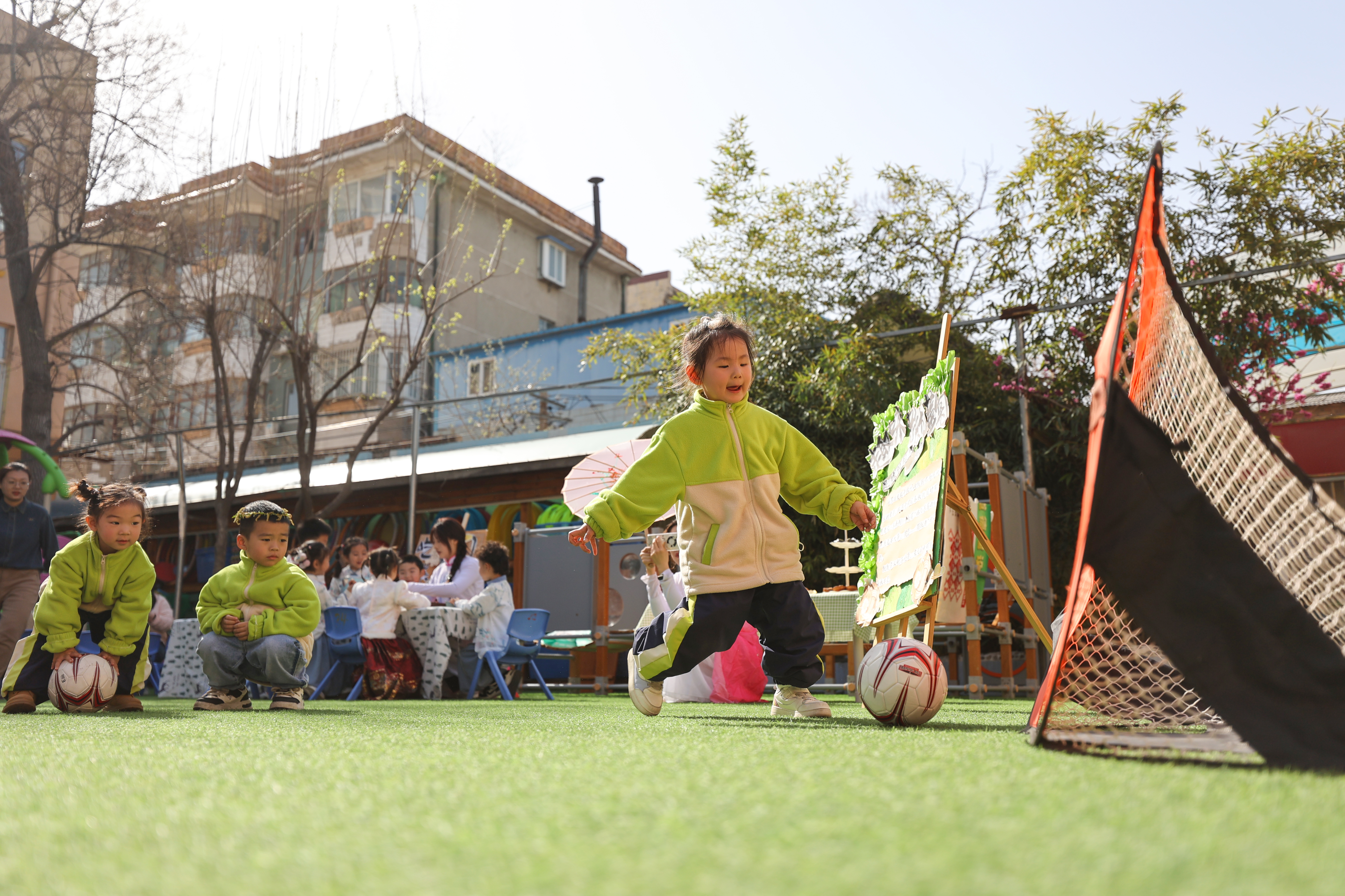 为让幼儿感受清明文化魅力，了解更多民俗活动，3月29日，西小阁幼儿园结合幼儿年龄特点，开展丰富多彩的活动，画风筝、做青团、插柳枝……让优秀传统文化沁润童心。全媒体记者 石斐 摄