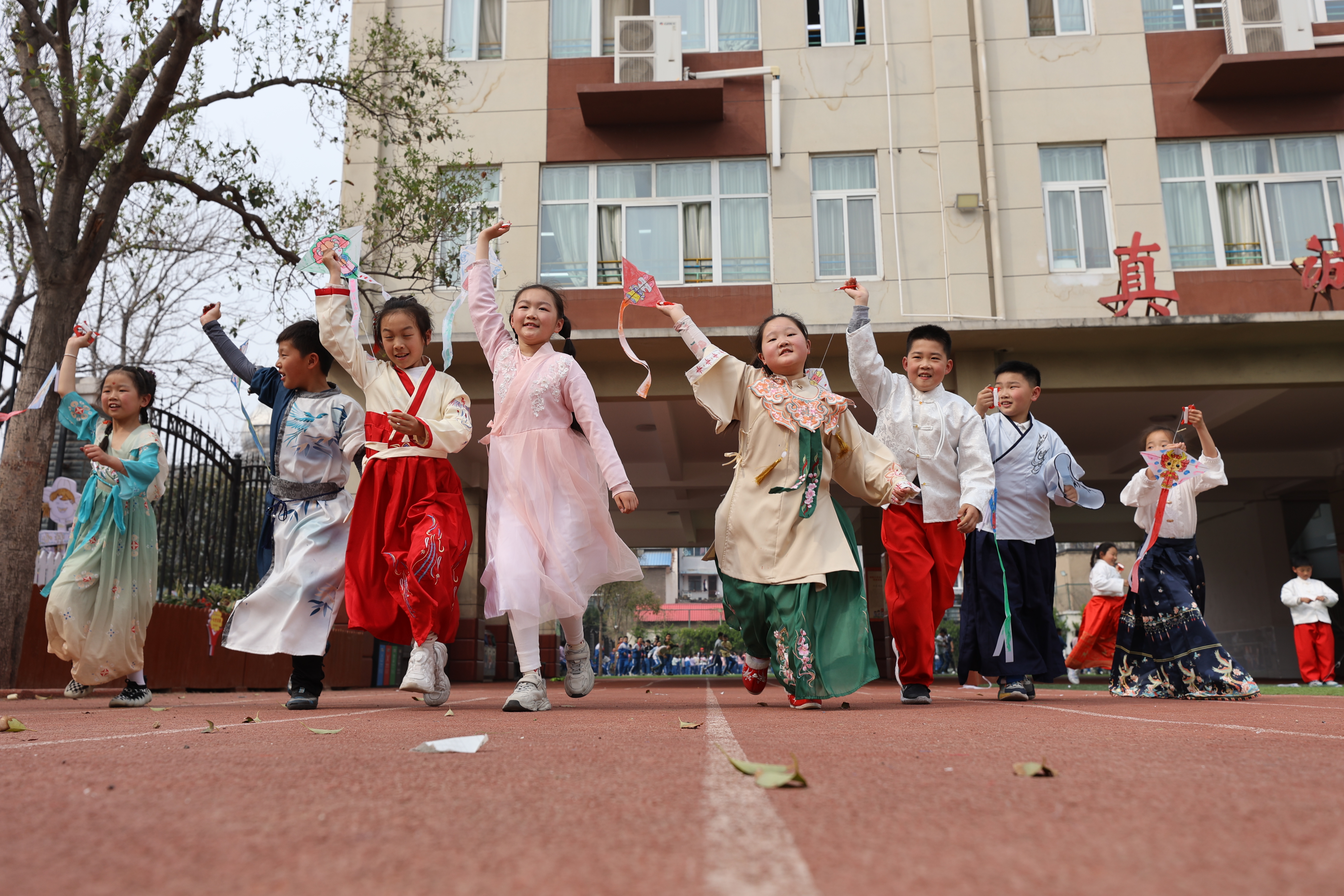 为传承中华传统文化，让学生们感受春天的喜悦和情趣，4月1日，市大厅门小学组织开展手绘风筝活动。活动现场，学生们认真制作风筝、放飞风筝，感受传统清明习俗。全媒体记者 石斐 摄