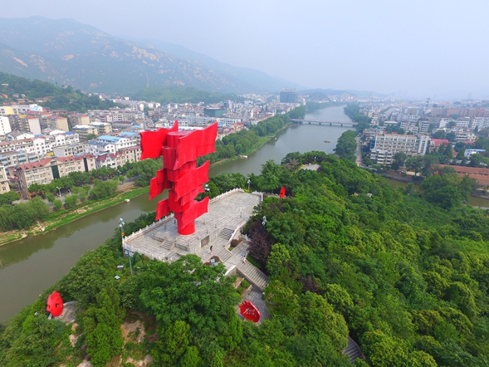 河南省信陽市新縣鄂豫皖蘇區首府革命博物館附近的英雄山八面紅旗雕塑。