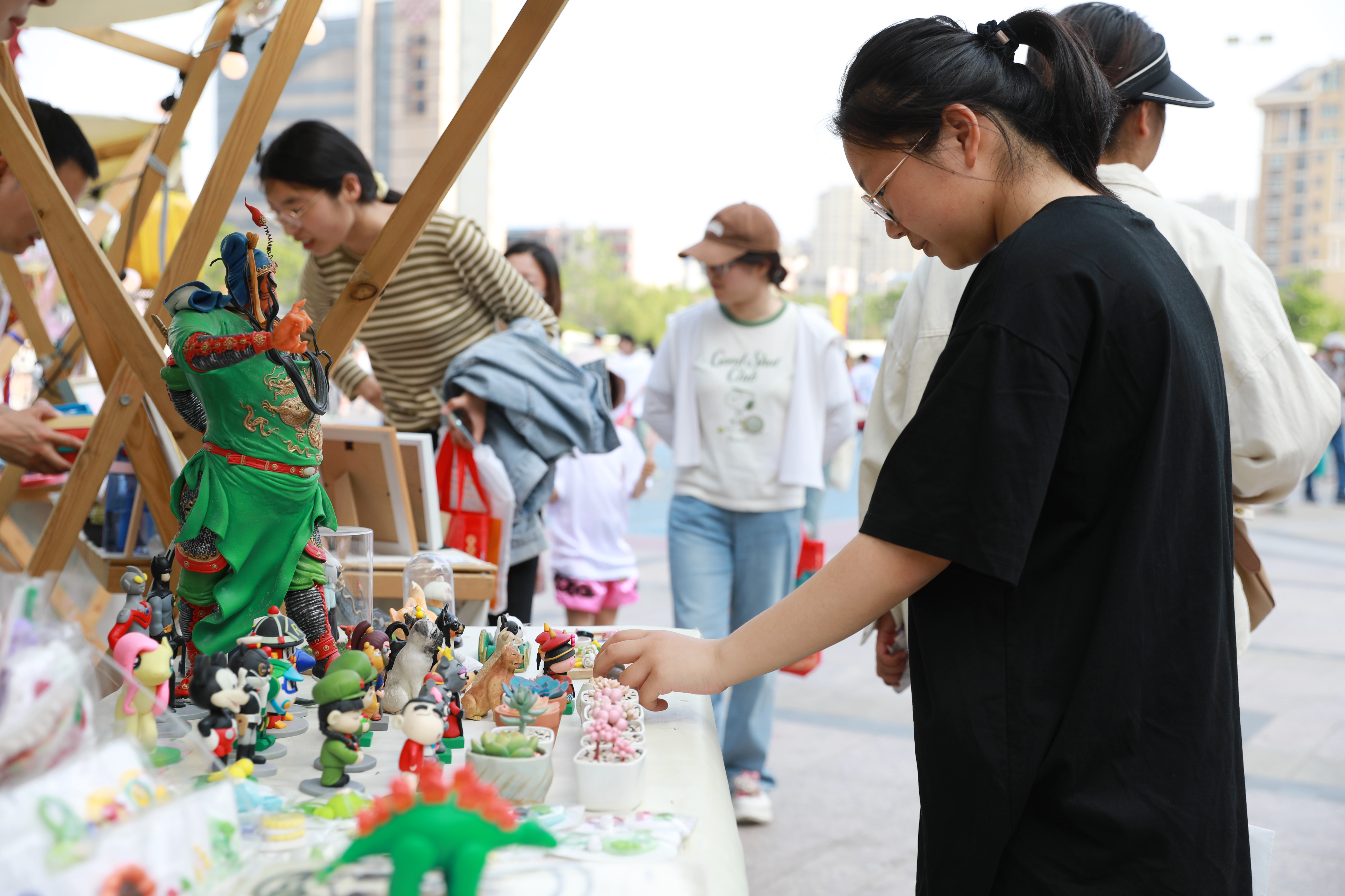 4月27日，第七期非遗市集在开元广场热闹开市，让群众欣赏“非遗之美”、品尝“非遗之味”、享受“非遗之乐”。全媒体记者 姜菡 摄