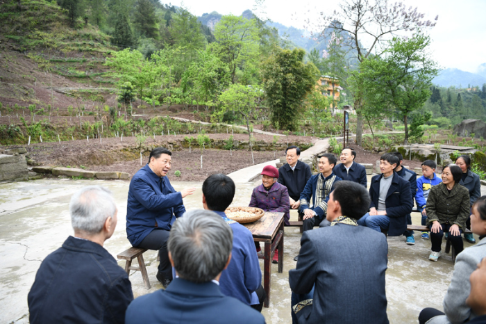 2019年4月15日至17日，中共中央總書記、國家主席、中央軍委主席習近平在重慶考察，并主持召開解決“兩不愁三保障”突出問題座談會。這是4月15日下午，習近平在石柱土家族自治縣中益鄉華溪村同村民代表、基層干部、扶貧干部、鄉村醫生等圍坐在一起，共話脫貧攻堅。新華社記者 謝環馳 攝