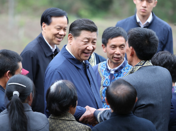 2019年4月15日至17日，中共中央總書記、國家主席、中央軍委主席習近平在重慶考察，并主持召開解決“兩不愁三保障”突出問題座談會。這是4月15日下午，習近平在石柱土家族自治縣中益鄉華溪村同村民親切交流。新華社記者 丁海濤 攝