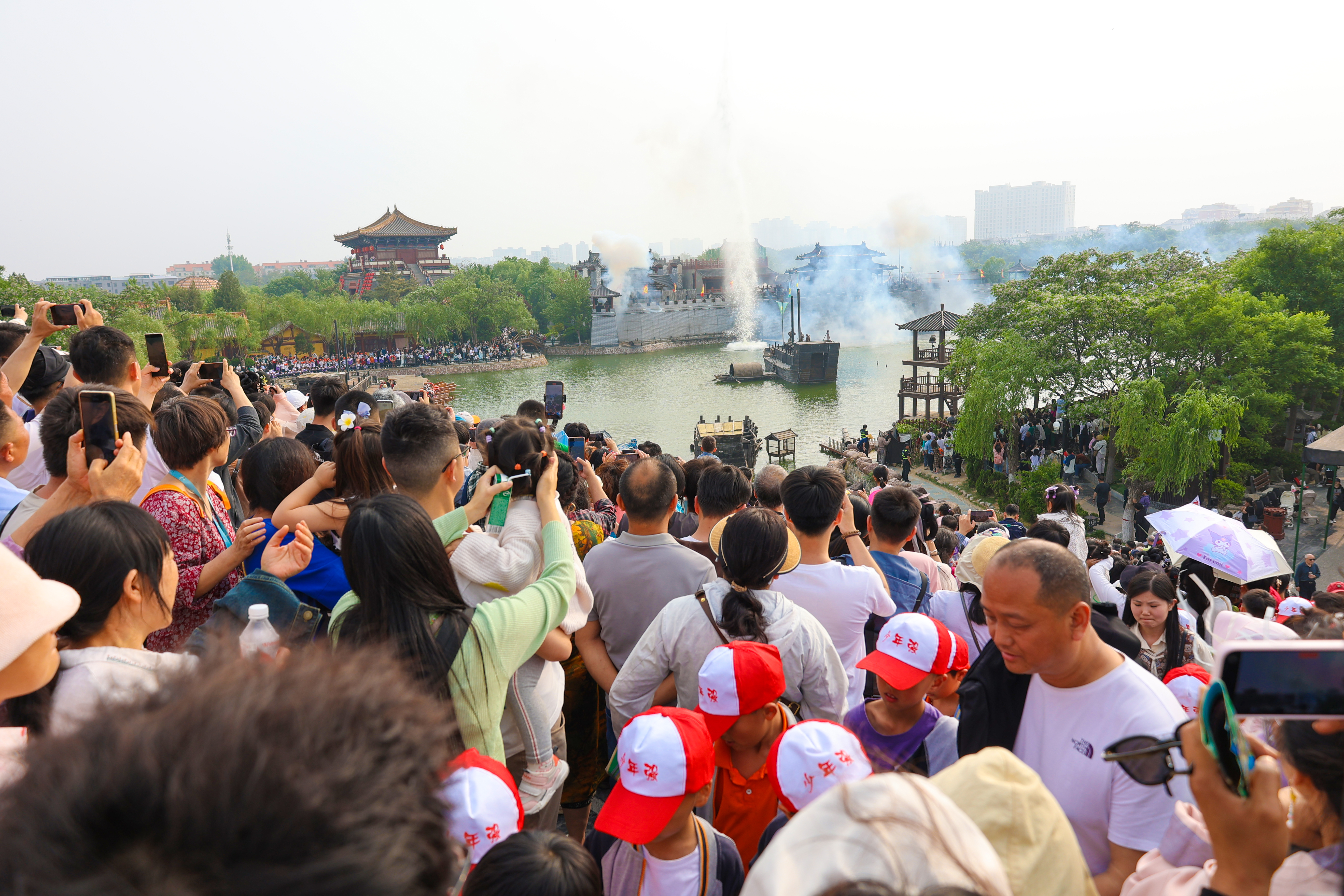 “五一”假期临近，古城开封旅游热度持续攀升，各景区迎来八方游客。全媒体记者 石斐4月29日摄