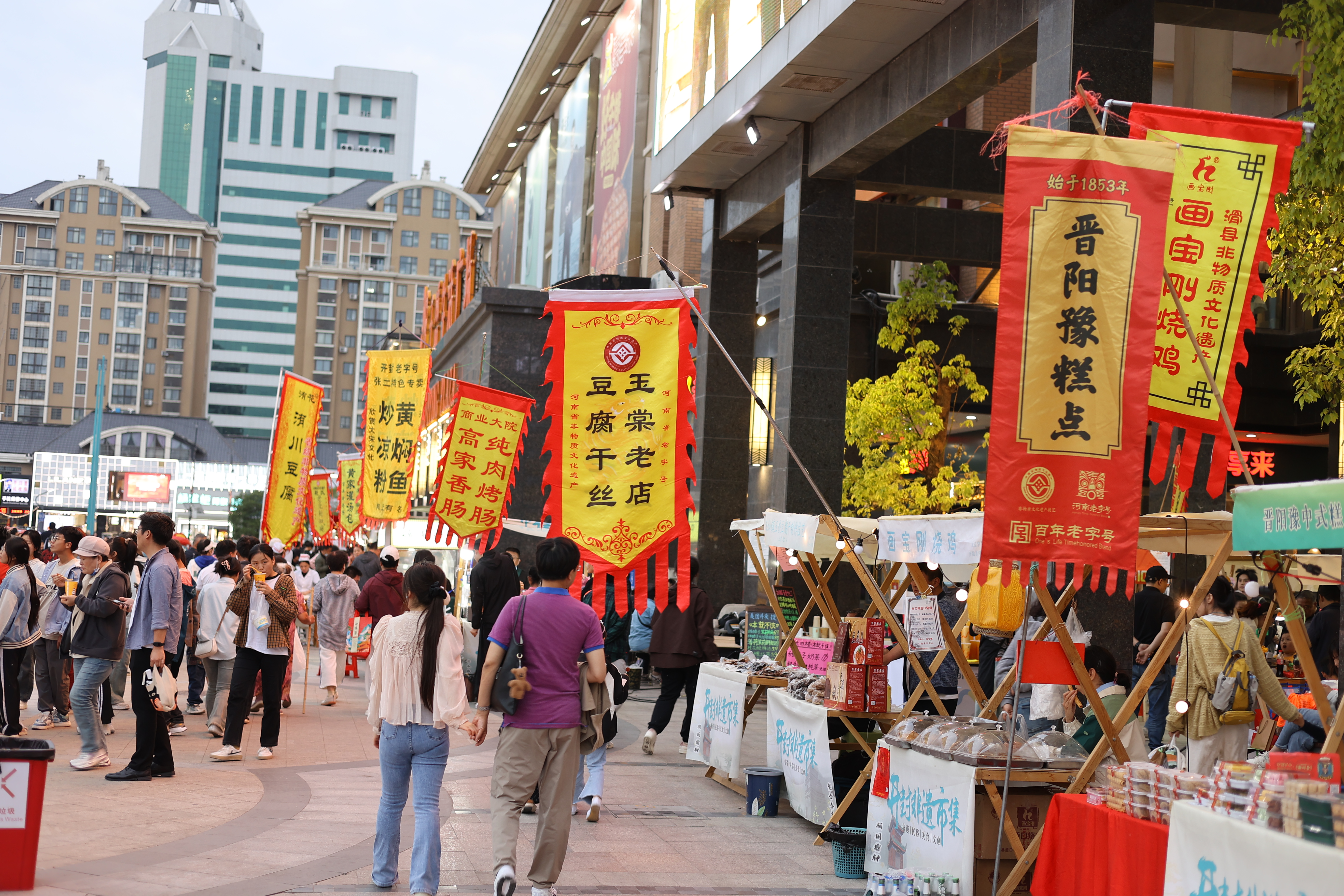 “五一”假期，在开元广场上，连续3天的非遗市集热闹非凡，不少市民前来感受非遗魅力，享受假期生活。全媒体记者袁洋5月3日摄