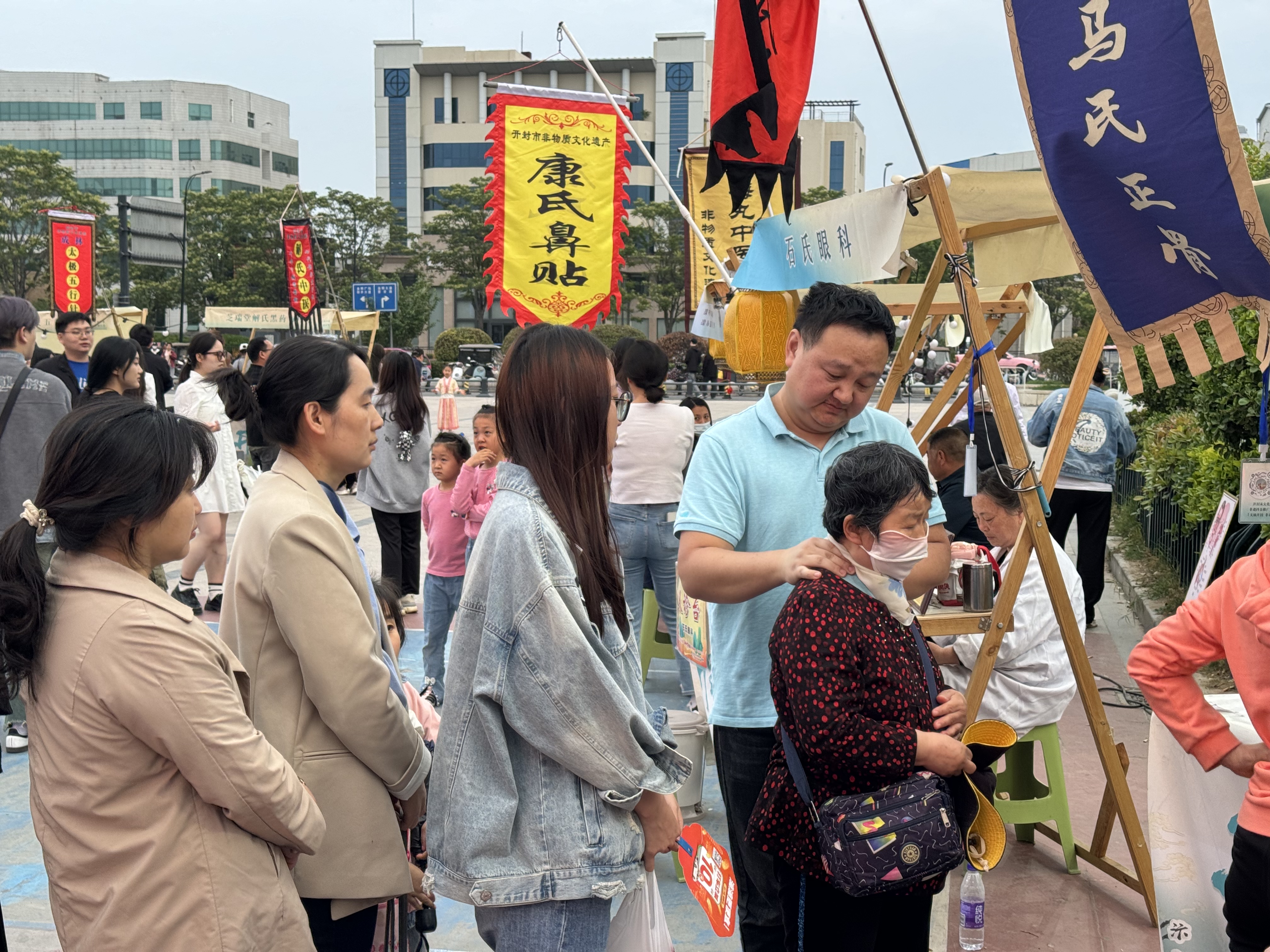 “五一”假期，在开元广场上，连续3天的非遗市集热闹非凡，不少市民前来感受非遗魅力，享受假期生活。全媒体记者袁洋5月3日摄