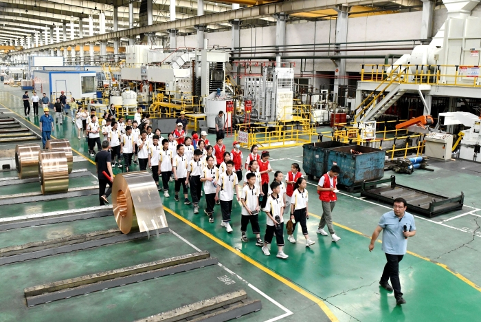 2023年6月9日，在安徽省銅陵有色金屬集團公司金威銅業有限公司銅板帶制造車間，銅陵市第七中學學生在上“行走的思政課”。