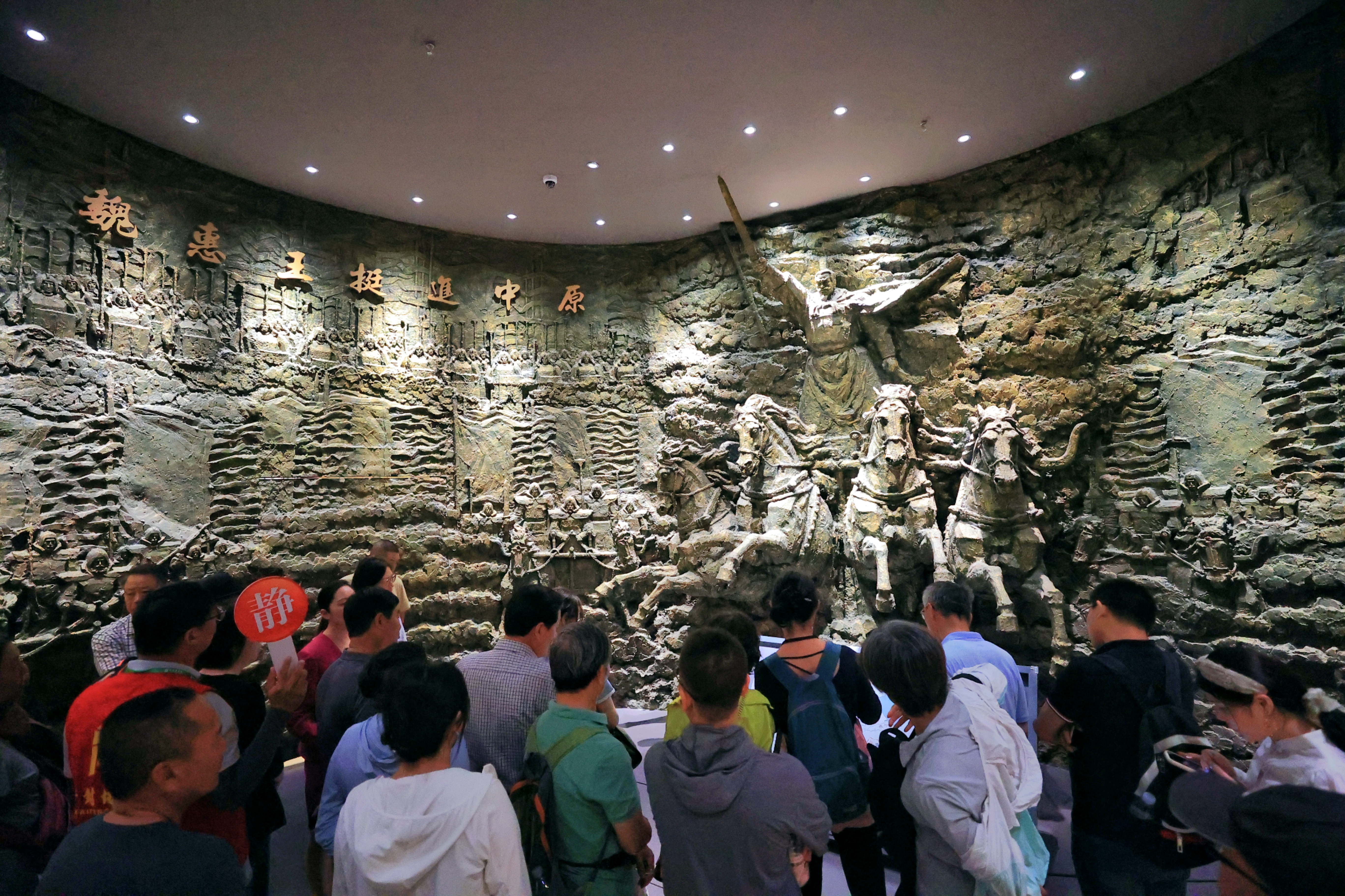 5月14日，在开封博物馆，众多游客、学生前来参观研学，感受开封文化的魅力。全媒体记者 李浩摄
