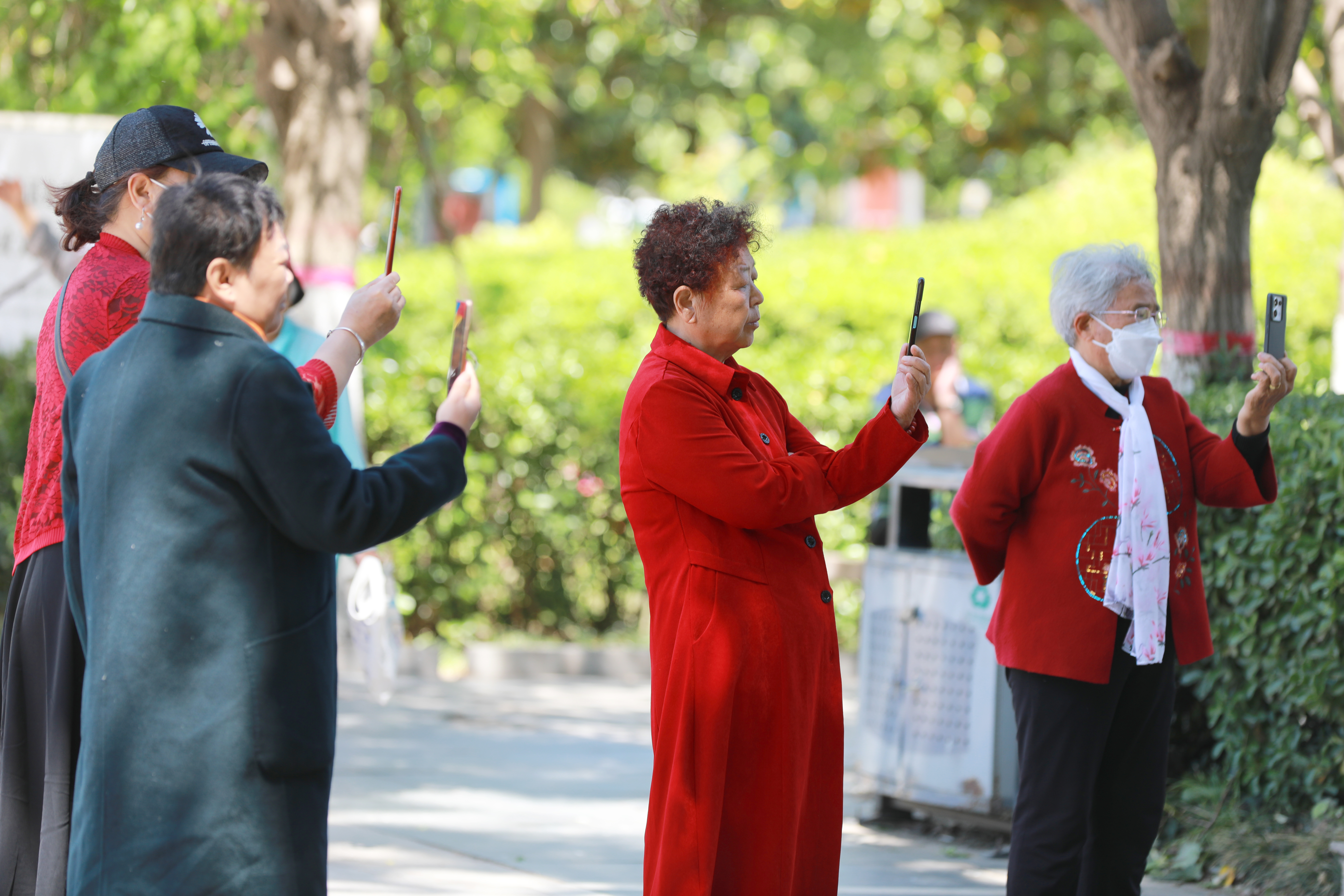 5月15日，戏迷学唱团在市政花园内唱响一曲曲豫剧，铿锵悠扬的旋律吸引不少市民驻足观看。全媒体记者 姜菡摄