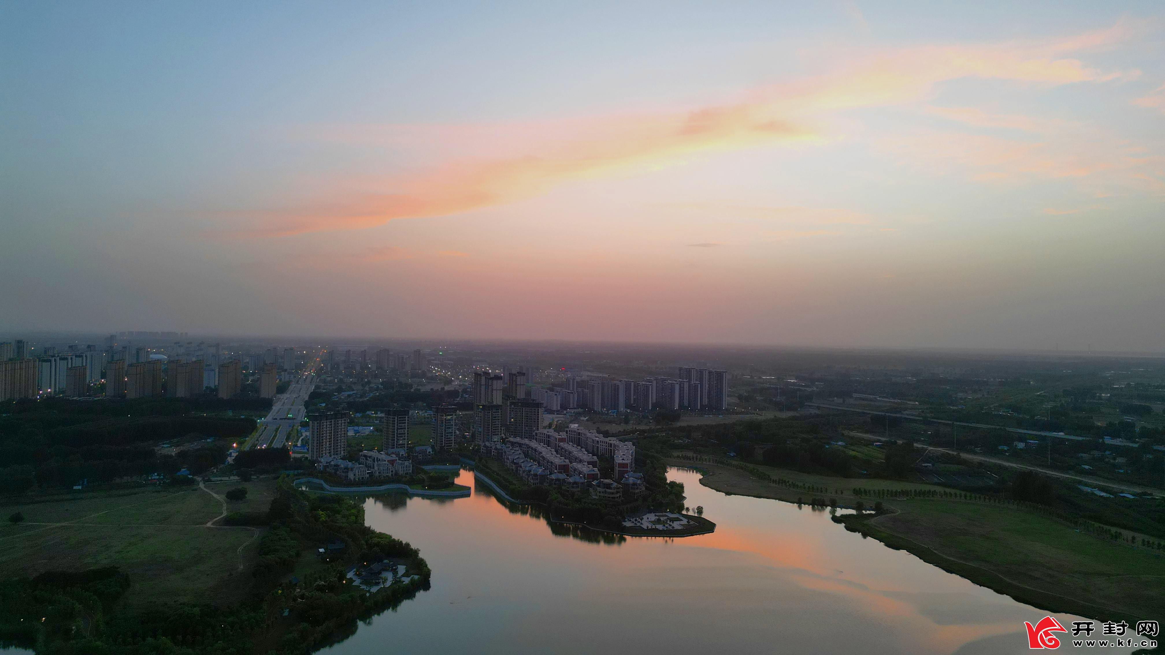 6月24日傍晚时分，从空中俯瞰黑岗口调蓄水库，一片美景映入眼帘。全媒体记者袁洋摄。