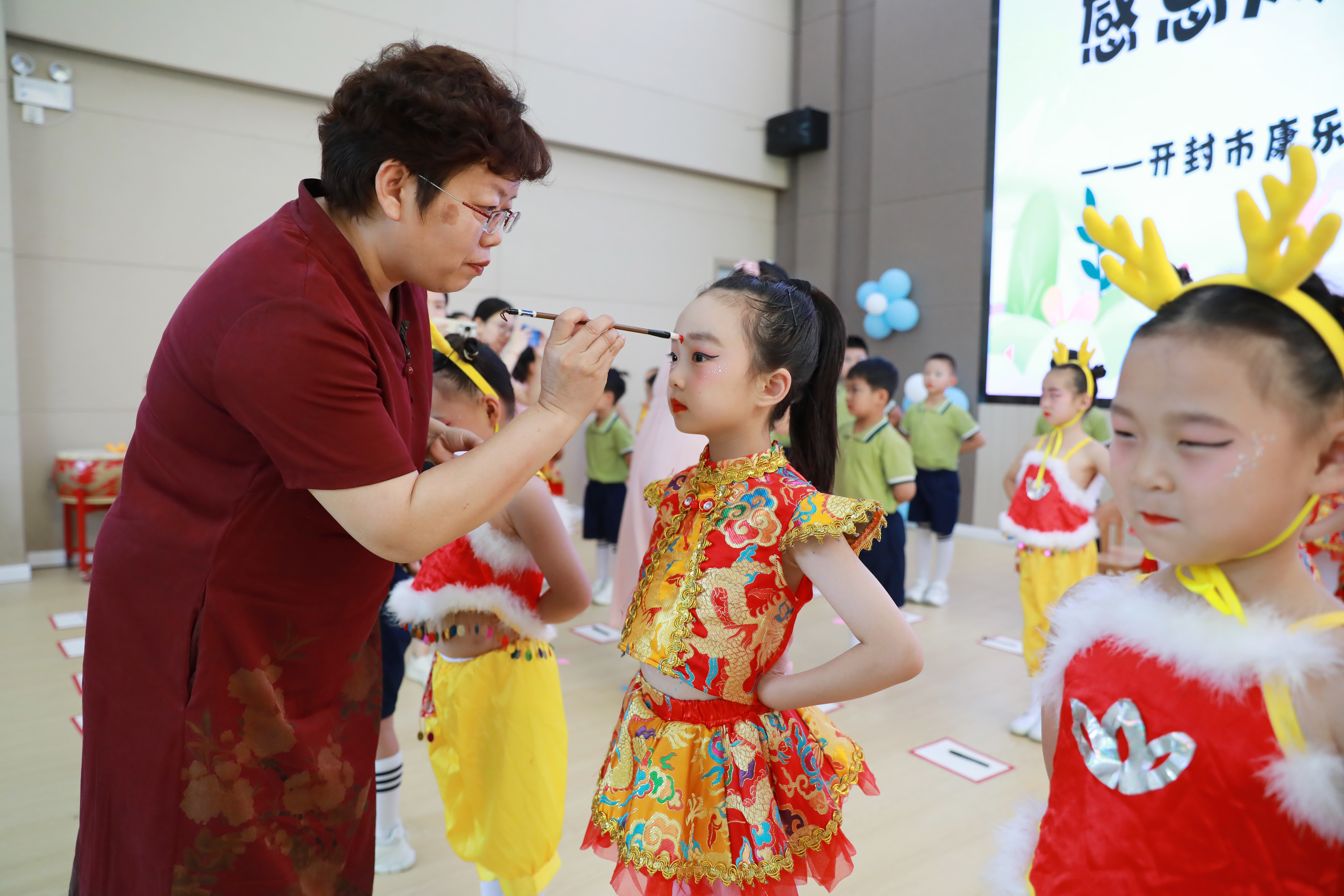6月27日，康乐幼儿园紫檀园举行开笔礼暨毕业典礼。开笔礼，在中国传统文化中是对少儿识字习礼的称谓，是标志少儿进入学习阶段、启智开蒙的重要纪念。全媒体记者 姜菡 摄