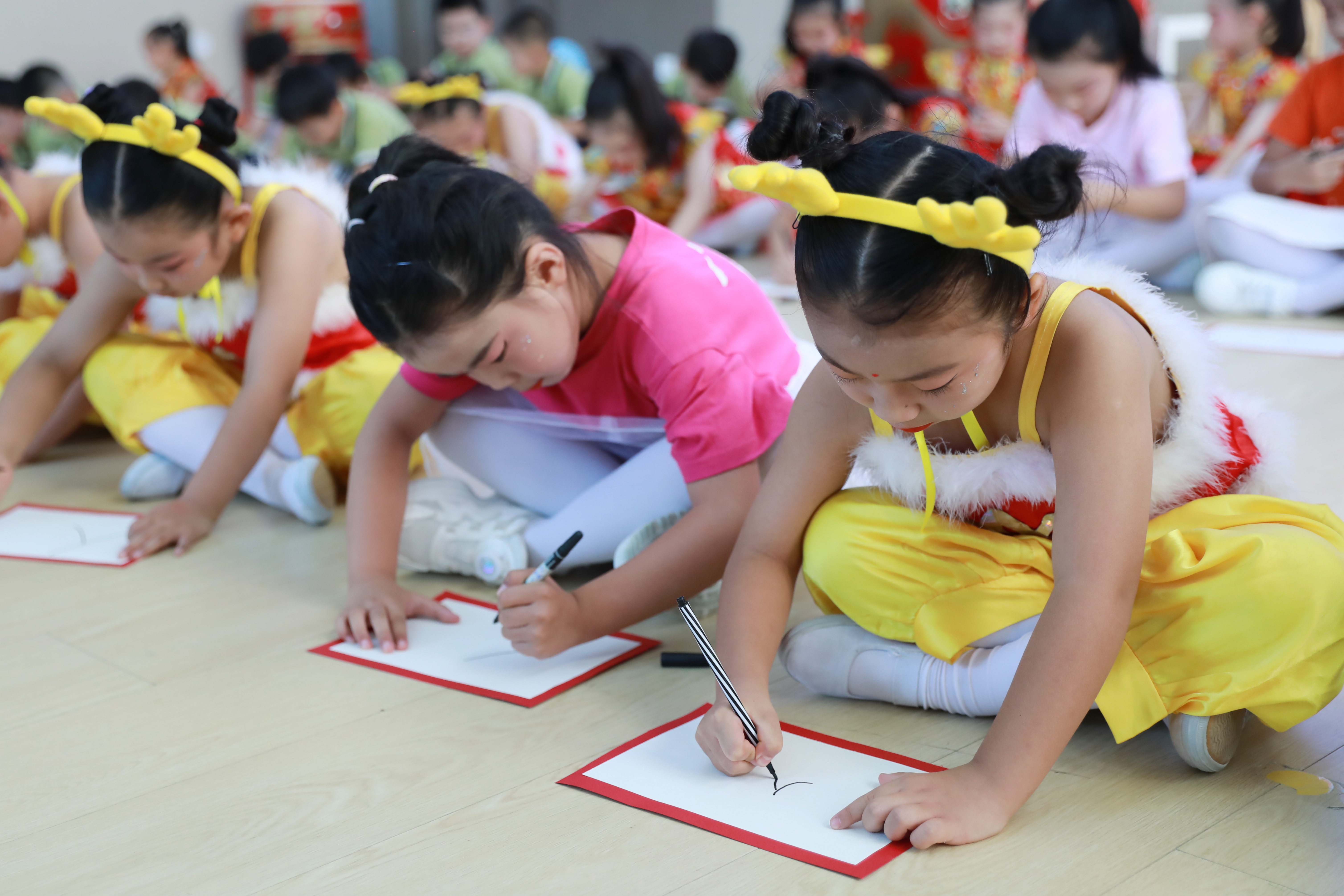 6月27日，康乐幼儿园紫檀园举行开笔礼暨毕业典礼。开笔礼，在中国传统文化中是对少儿识字习礼的称谓，是标志少儿进入学习阶段、启智开蒙的重要纪念。全媒体记者 姜菡 摄