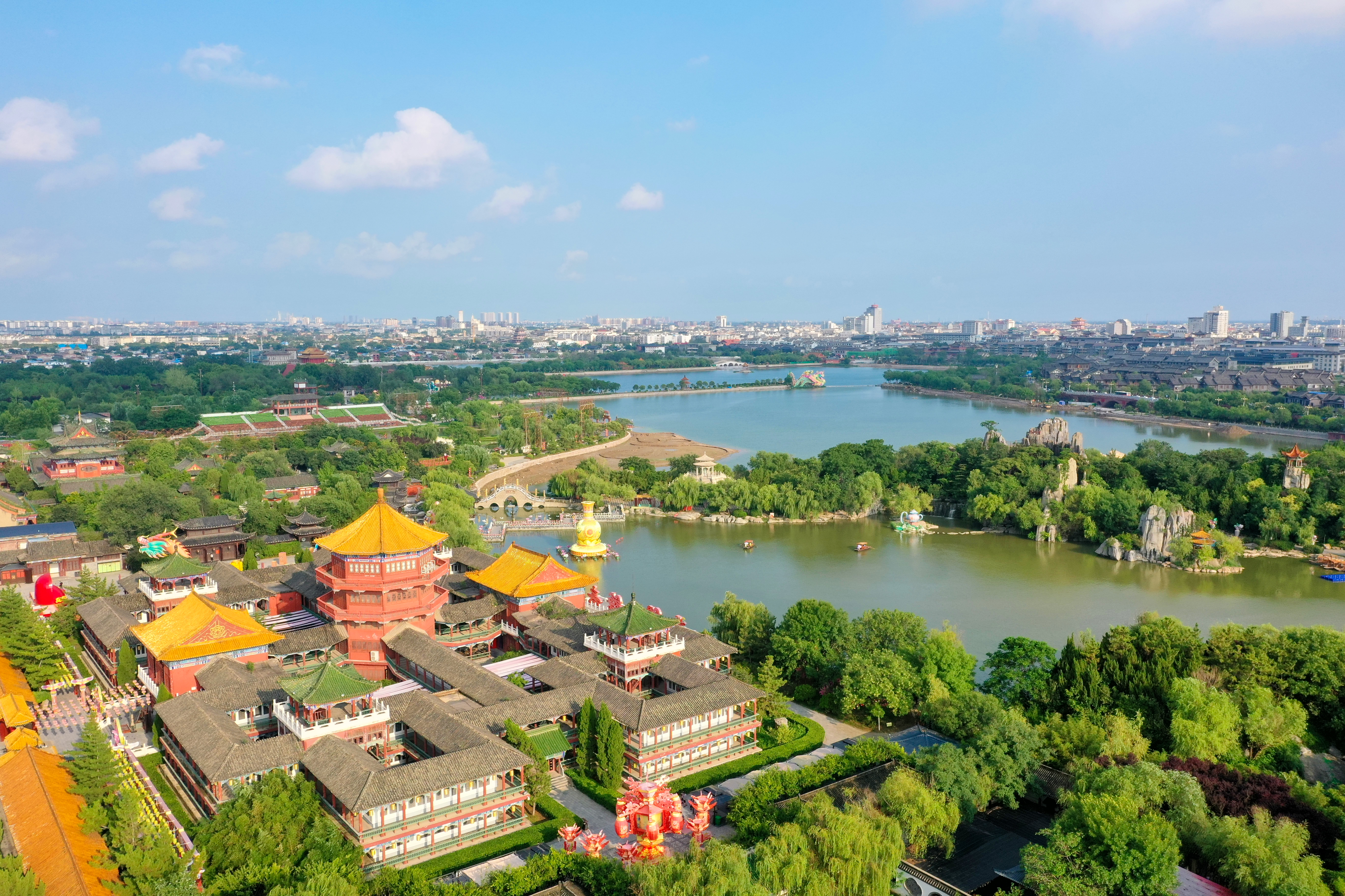 7月18日，经过雨水的洗礼，草木愈发葱茏，再加上蓝天白云的映衬，古城仿佛开了滤镜，处处皆风景。全媒体记者 石斐 摄