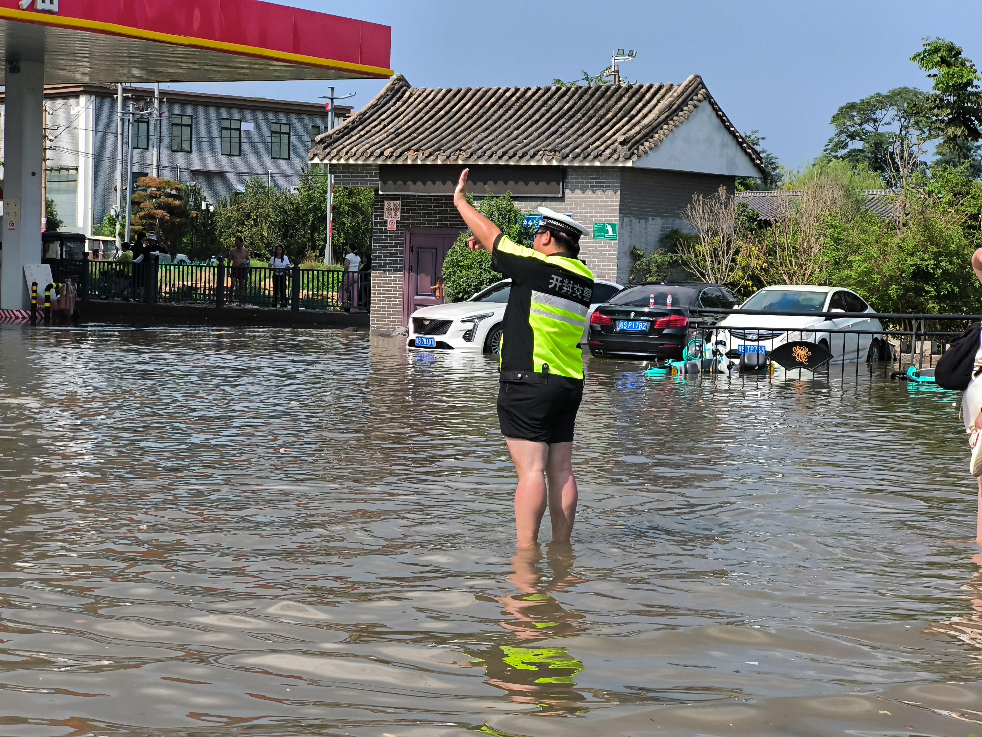 7月20日1时，开封突降暴雨，开封公安、城管等部门坚守防汛一线排除积水、帮扶群众。全媒体记者 吕树建 摄