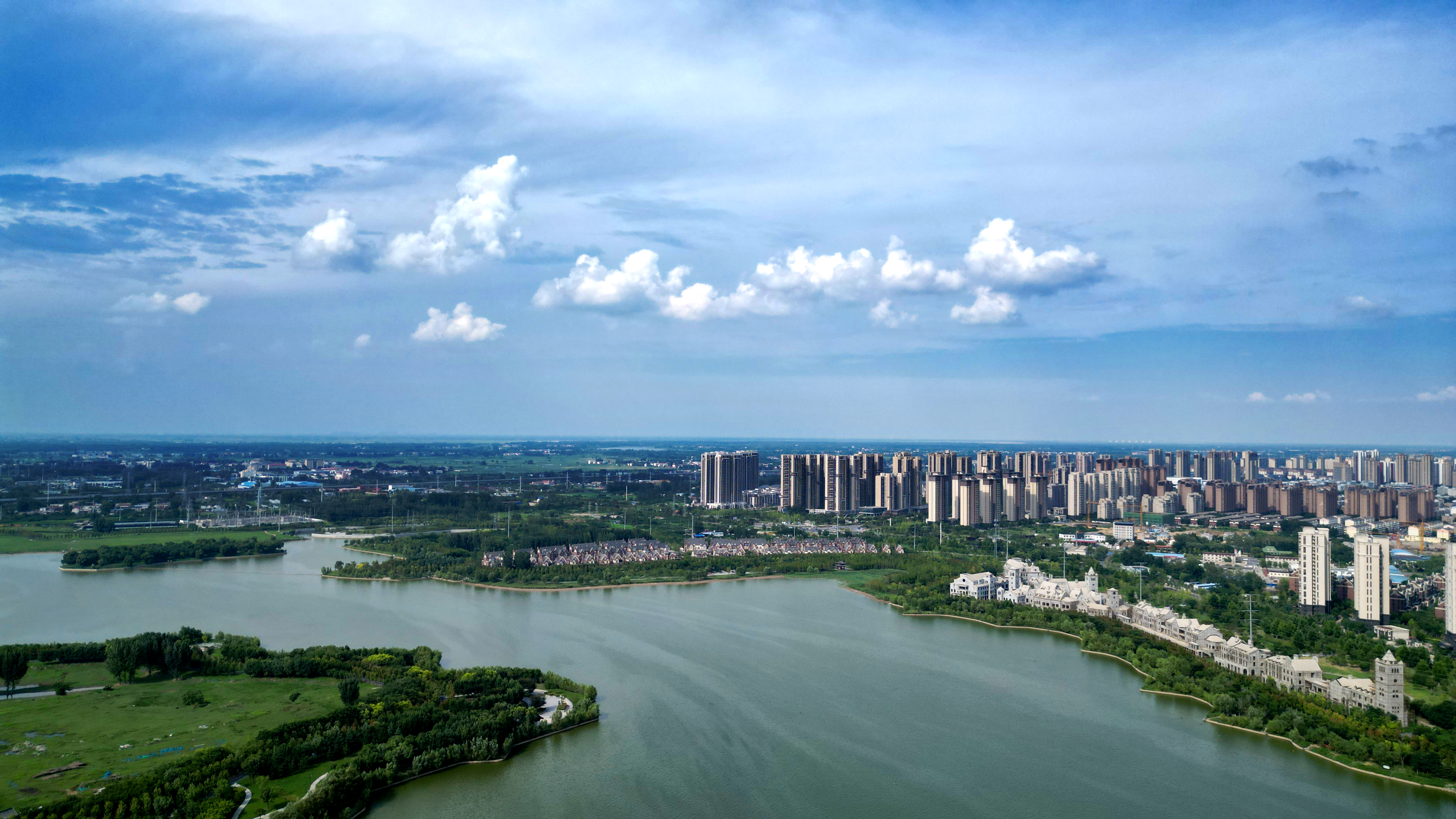 7月24日，我市晴空万里。从空中俯瞰，古城更加美丽。全媒体记者 袁洋 摄