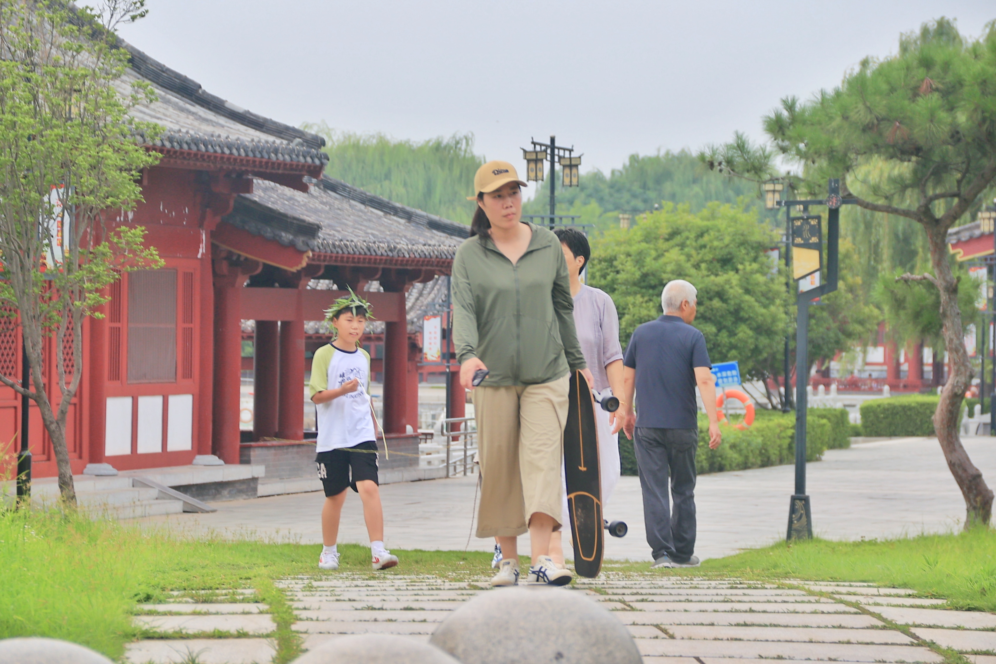 7月25日傍晚，微风习习，市民来到室外游玩乘凉，感受夏季傍晚的一丝清凉。 全媒体记者 李浩 摄