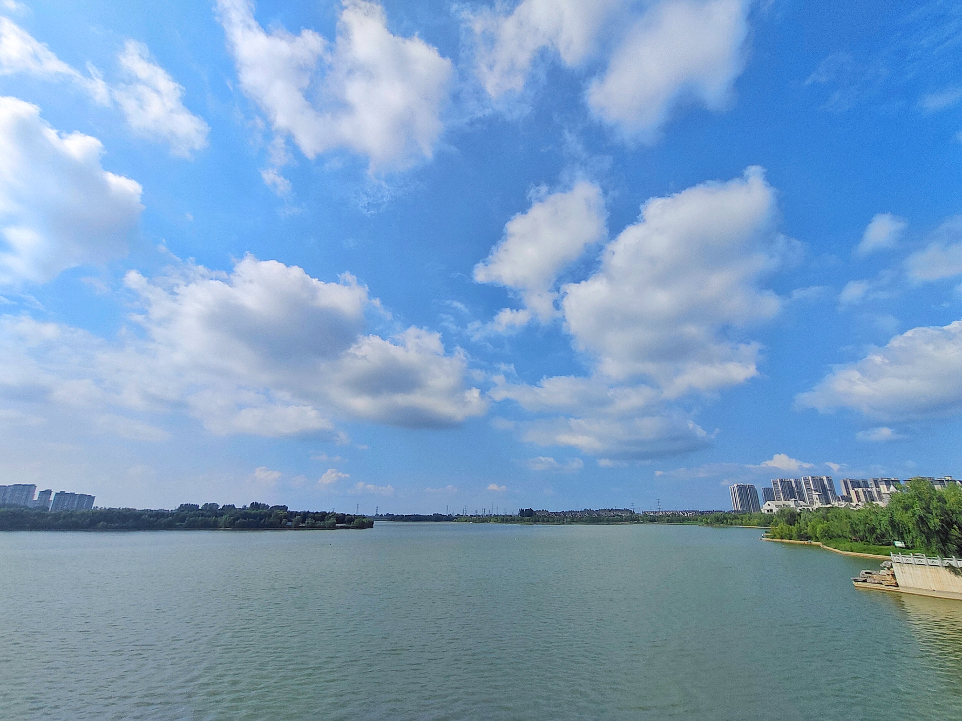 7月26日，我市天气晴朗，在蓝天白云的映衬下，城市景观更显魅力。全媒体记者  李浩  摄