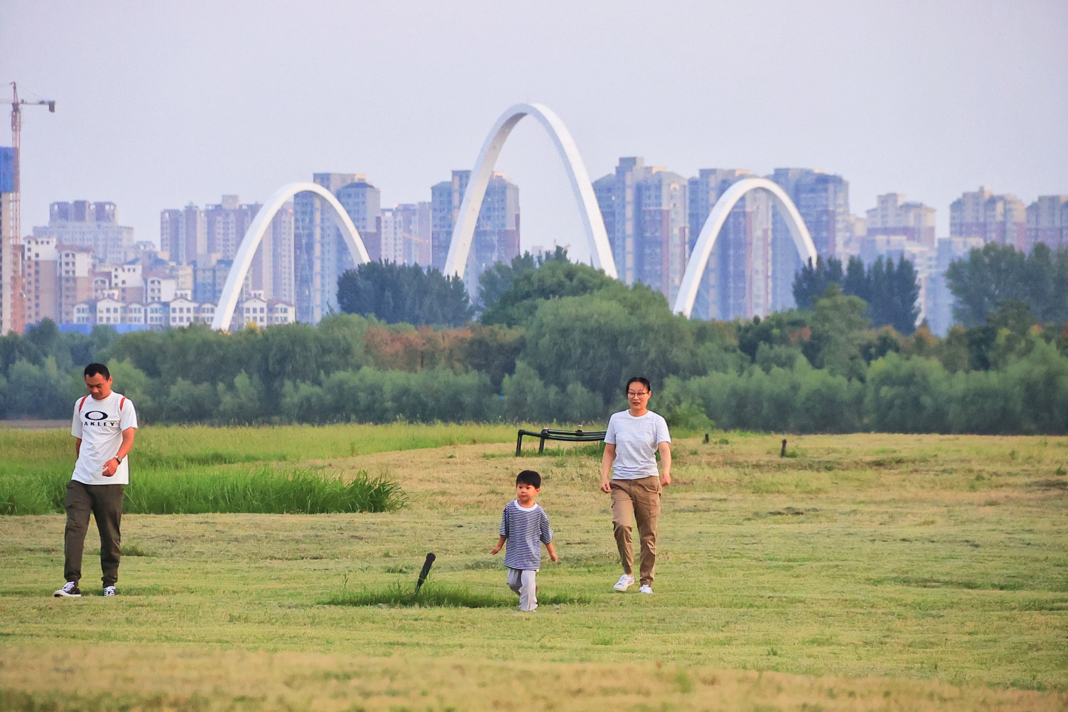 入秋后，我市天气逐渐凉爽，市民纷纷走出家门，或悠然漫步，或骑行锻炼，感受秋日胜景。全媒体记者李浩 9月4日摄