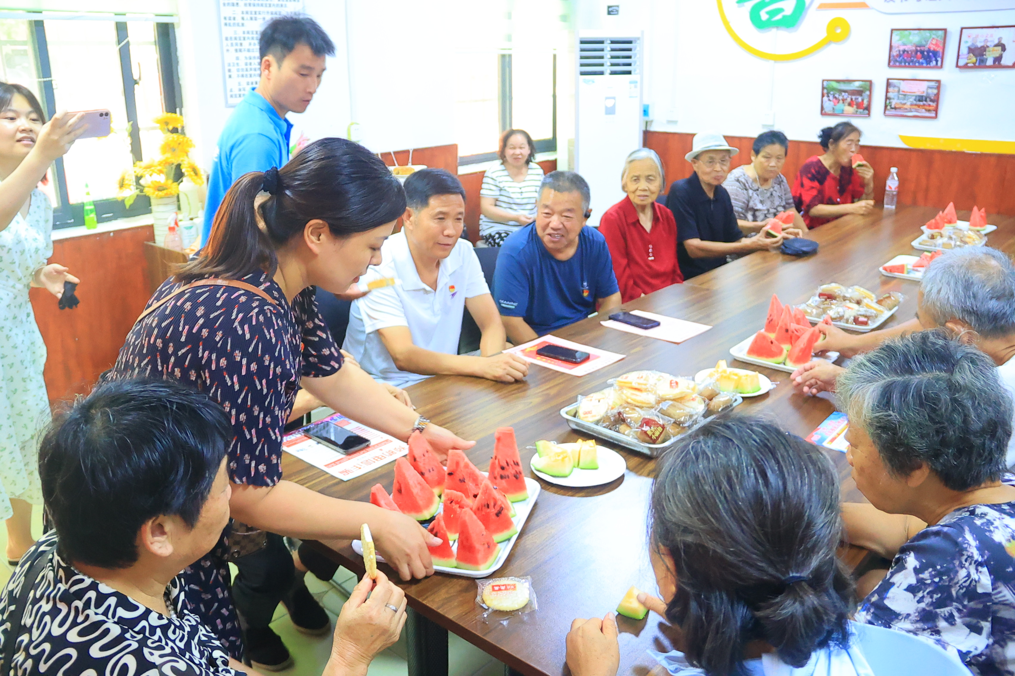 9月9日，中秋节前，金明池街道水岸社区邀请社区老人、老党员举办中秋节茶话会，大家一起品尝月饼、水果，相互聊天拉家常，增进了邻里之间情感交流。全媒体记者 李浩 摄