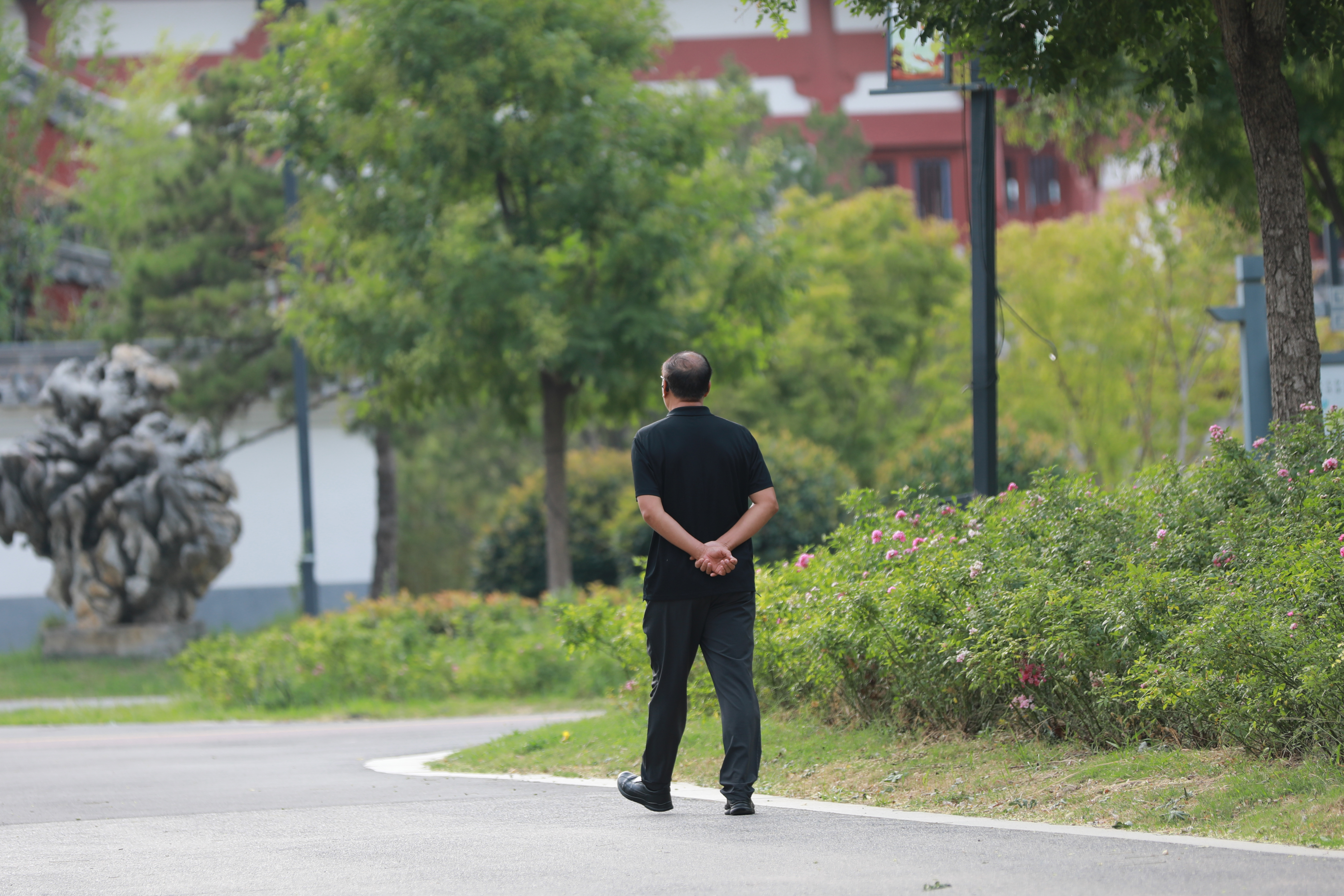 9月11日，天气凉爽秋意浓，不少市民来到黑岗口调蓄水库，散步休闲，享受秋日。全媒体记者 姜菡 摄