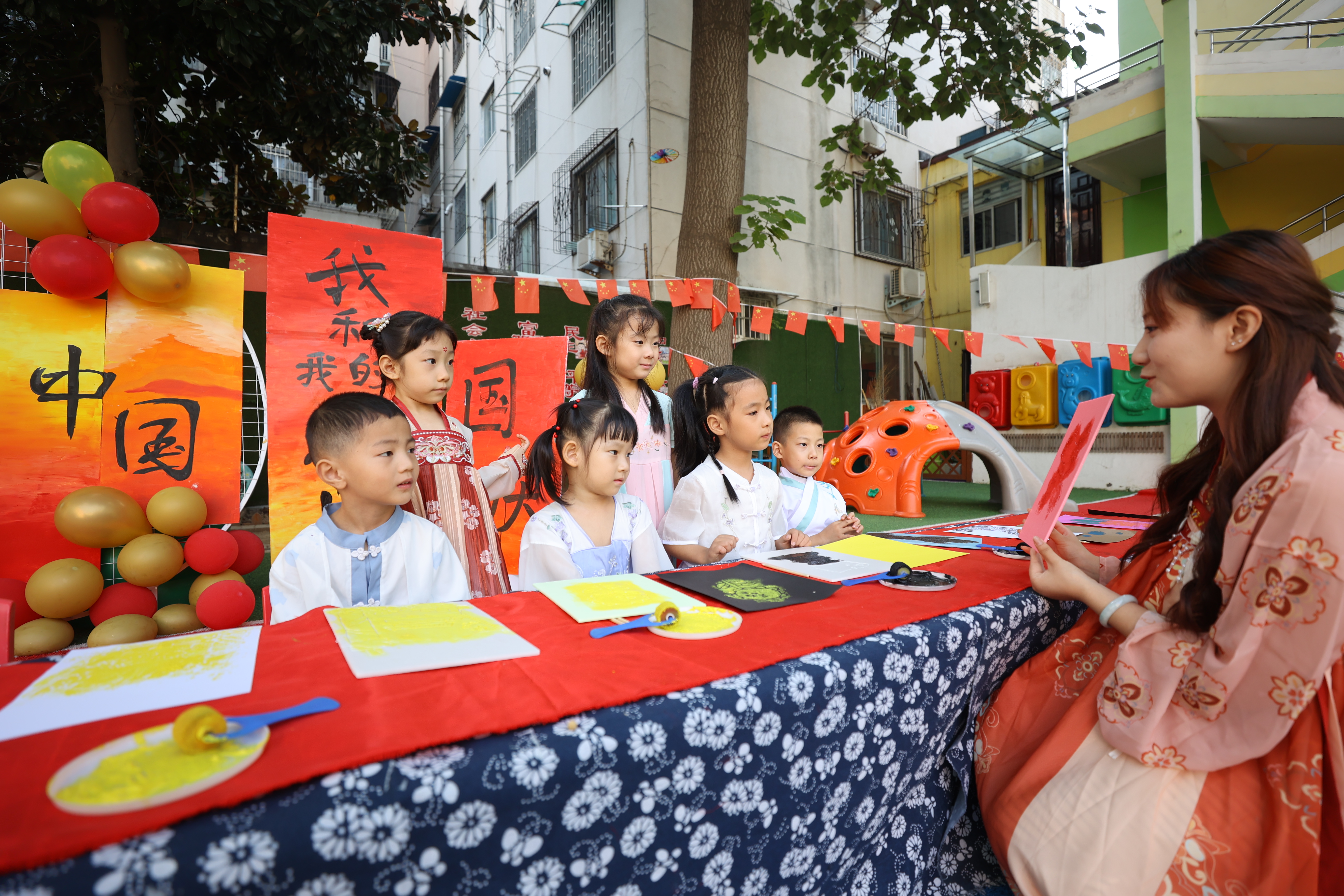 9月25日，龙亭区实验幼儿园组织小朋友开展“拓印版画·喜迎国庆节”主题活动，让小朋友感受传统文化的博大精深，增强民族自豪感，抒发爱国情怀。全媒体记者 石斐 摄