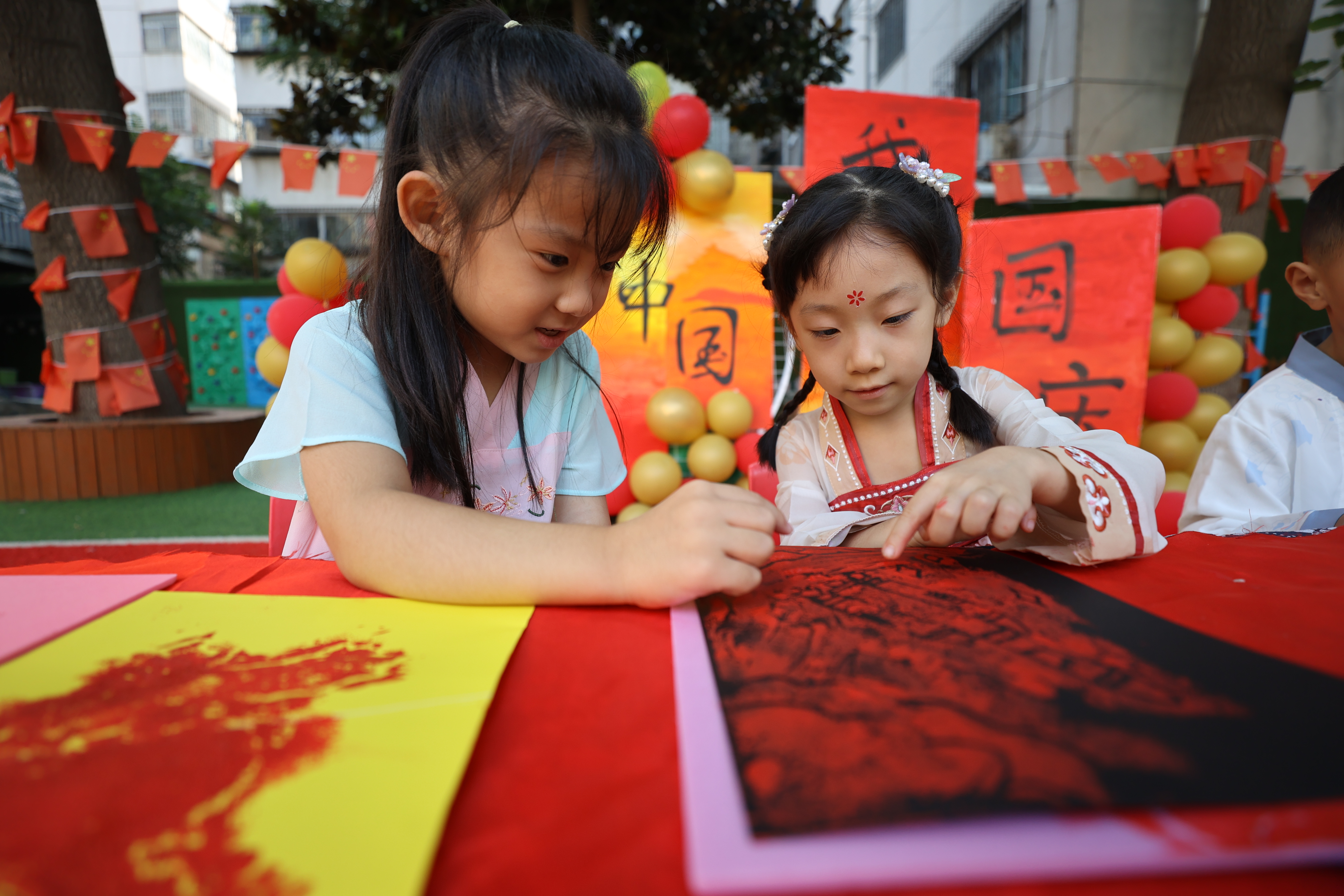 9月25日，龙亭区实验幼儿园组织小朋友开展“拓印版画·喜迎国庆节”主题活动，让小朋友感受传统文化的博大精深，增强民族自豪感，抒发爱国情怀。全媒体记者 石斐 摄