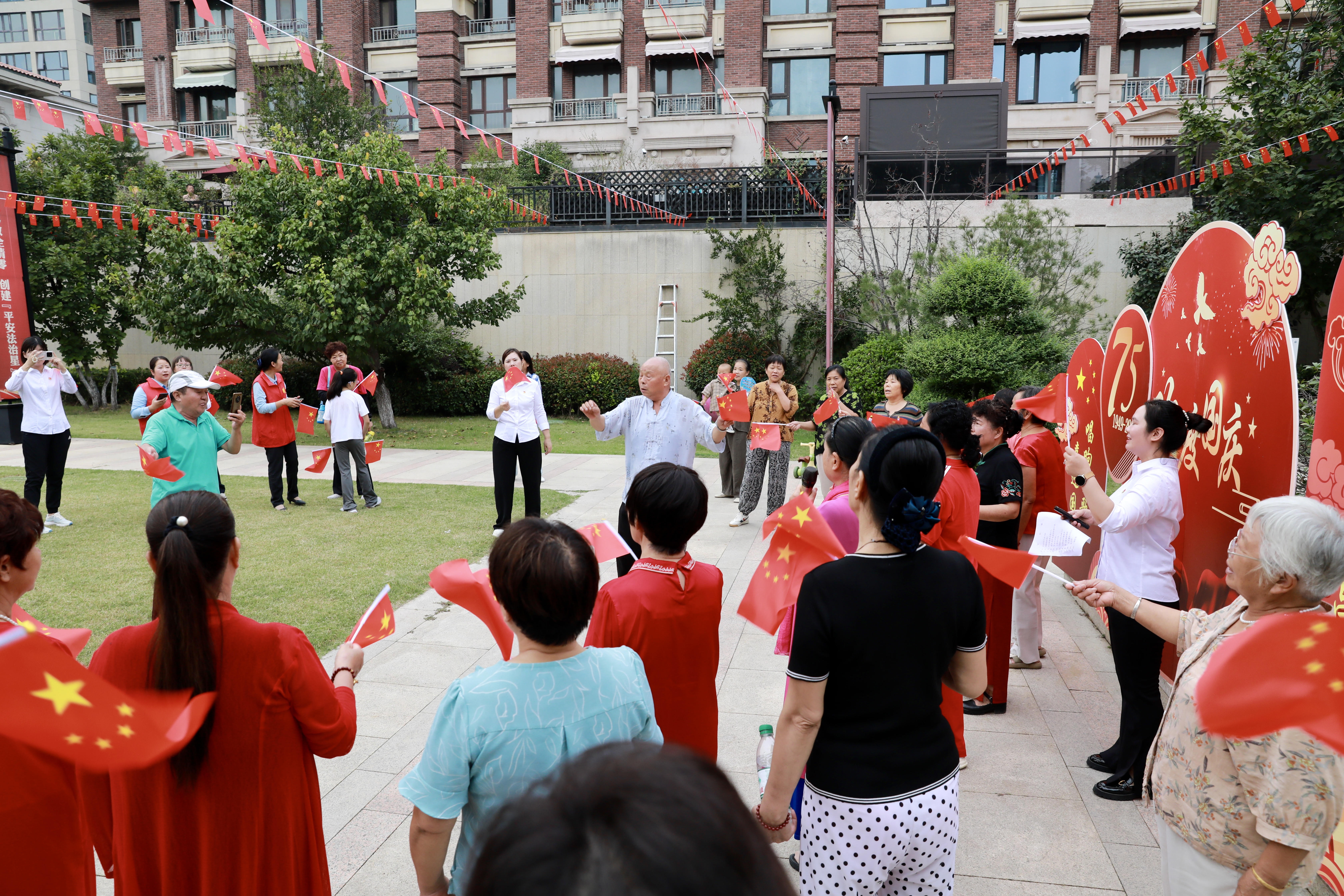 9月29日下午，西湖街道兴安社区举办“百人唱响红歌深情祝福祖国”主题文艺活动，庆祝中华人民共和国成立75周年，表达辖区居民对祖国深深的祝福。全媒体记者 姜菡 摄