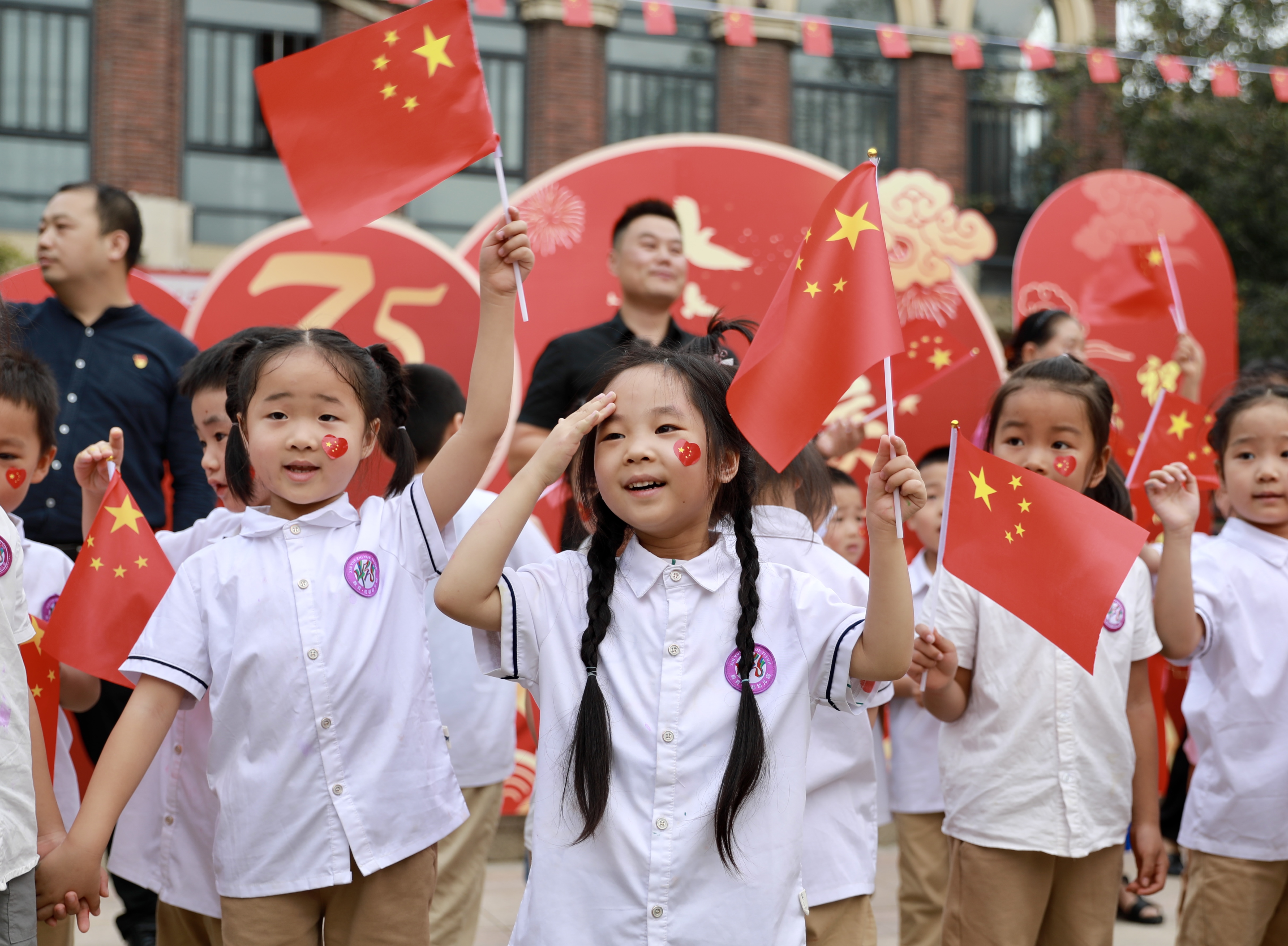 9月29日下午，西湖街道兴安社区举办“百人唱响红歌深情祝福祖国”主题文艺活动，庆祝中华人民共和国成立75周年，表达辖区居民对祖国深深的祝福。全媒体记者 姜菡 摄