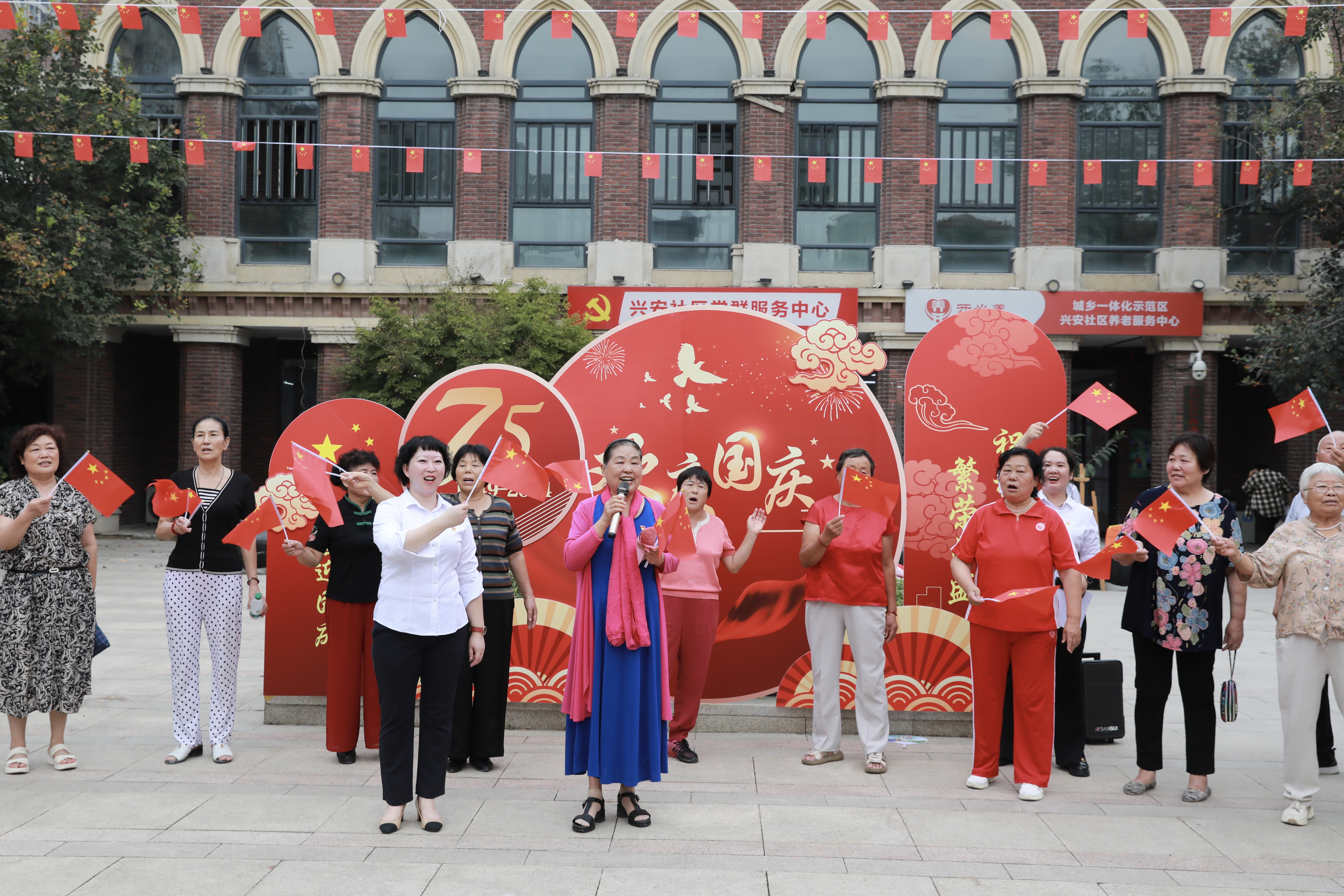 9月29日下午，西湖街道兴安社区举办“百人唱响红歌深情祝福祖国”主题文艺活动，庆祝中华人民共和国成立75周年，表达辖区居民对祖国深深的祝福。全媒体记者 姜菡 摄