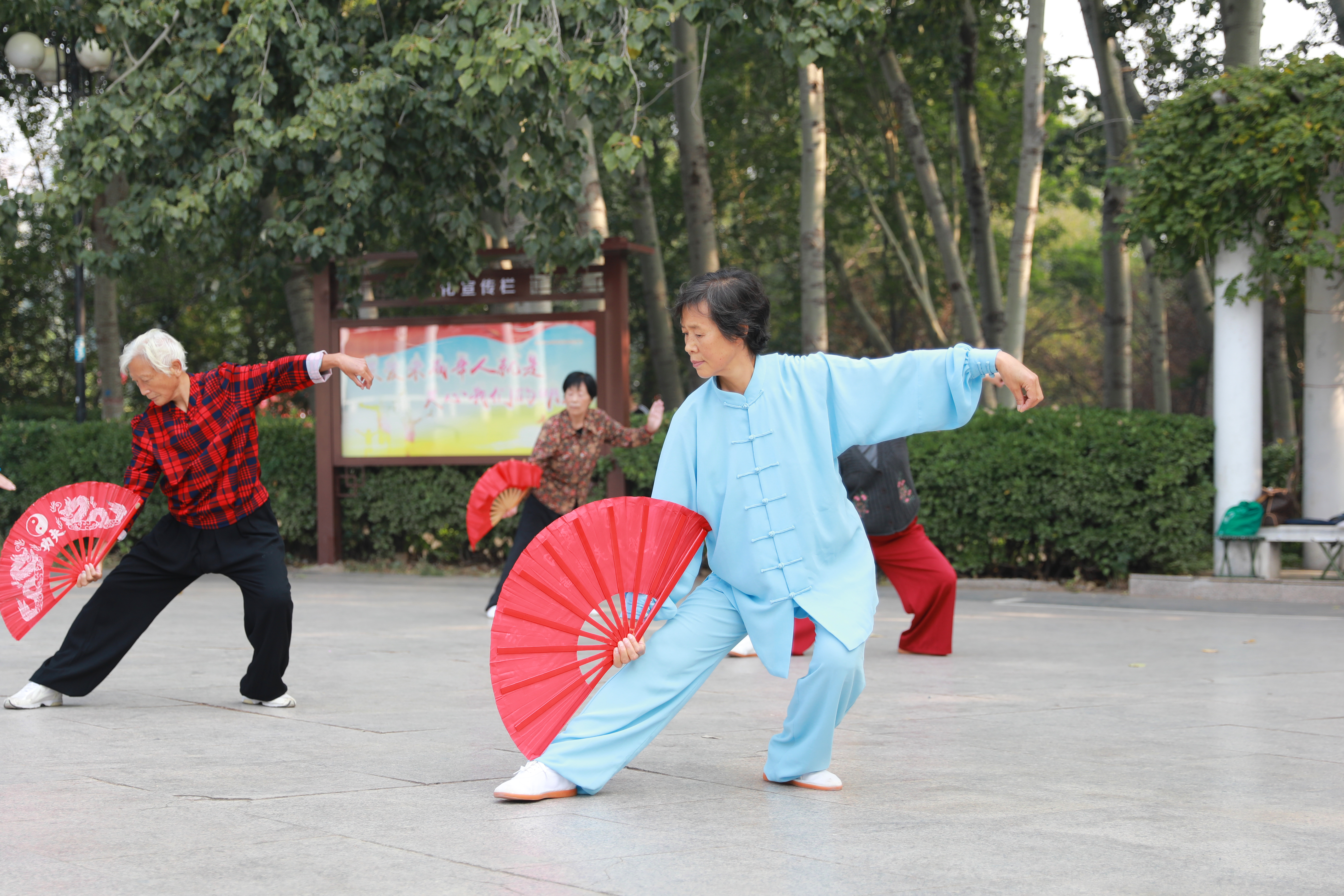 10月14日，开封秋高气爽，健身爱好者们沐浴着清晨的阳光舞动健身龙、打太极、跳舞、打乒乓.......无不诠释着市民对运动健身的热爱。全媒体记者 姜菡 摄