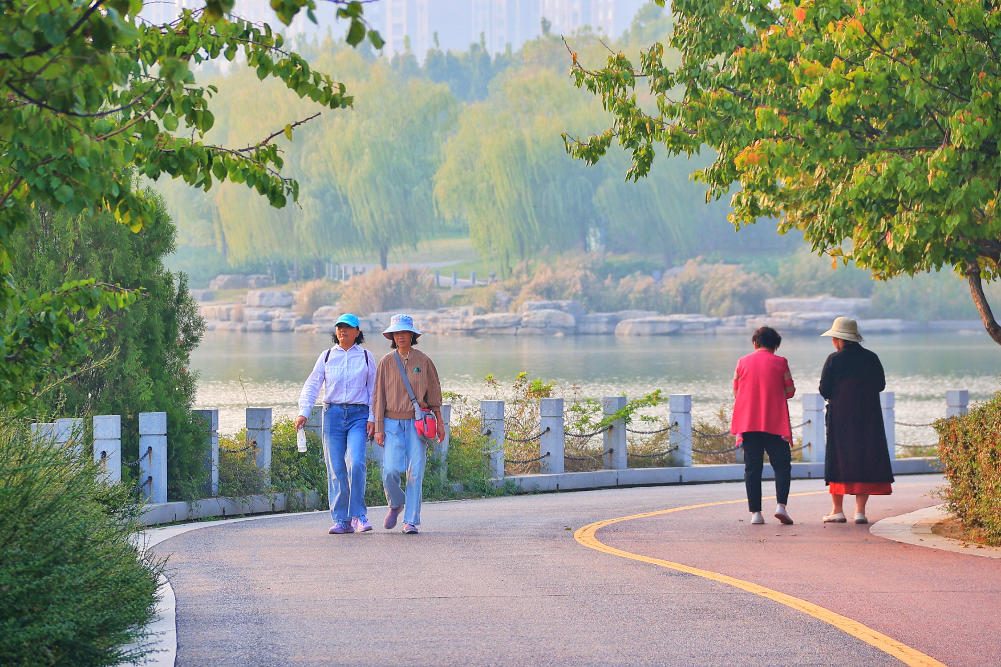 10月14日，天气晴好，秋意正浓，正是秋景最美的时候，市民来到户外欣赏景色。全媒体记者 李浩 摄