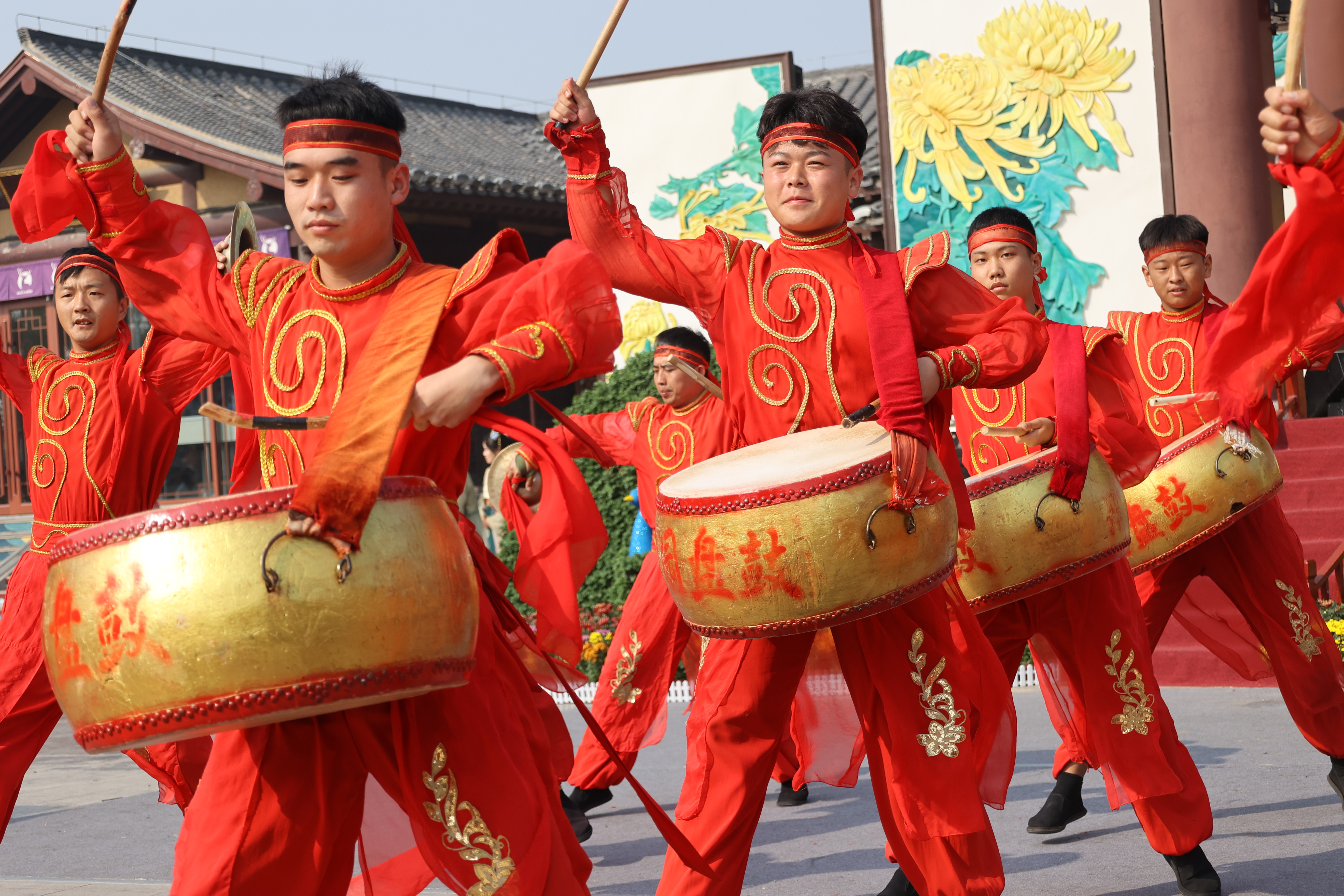 10月15日，第十三届国际菊花展开幕式在开封清明上河园景区举行。清明上河园作为开封菊花展主会场、国际菊花展唯一会场，用数百万株精品菊花，国潮风范的菊花造型，创新呈现的菊花园艺，为游客打造了一场独具菊韵风雅的菊花文化盛宴。全媒体记者 石斐 摄