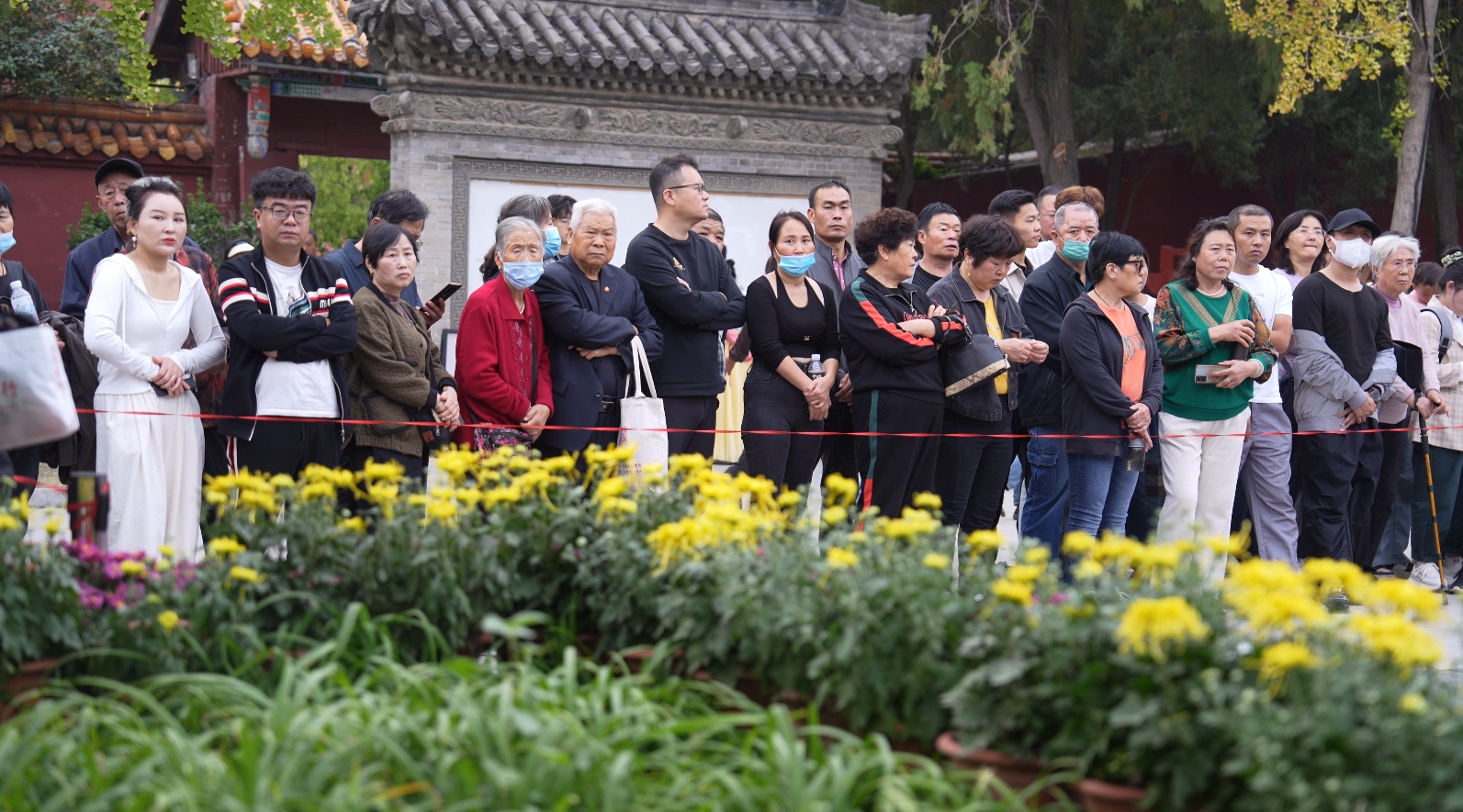 在龙亭景区，各式各样的菊艺造型和精彩纷呈的演出，吸引众多市民和游客。全媒体记者 袁洋 摄