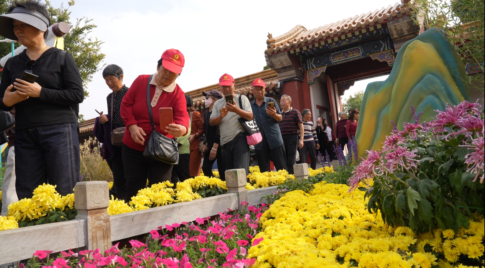 在龙亭景区，各式各样的菊艺造型和精彩纷呈的演出，吸引众多市民和游客。全媒体记者 袁洋 摄