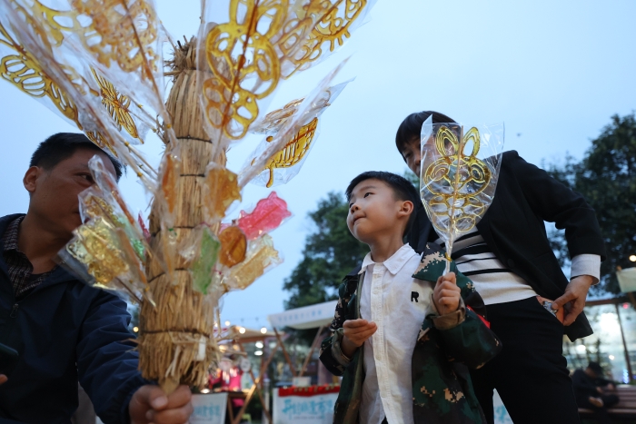 10月13日，第二十五期非遺市集在開元廣場開市，吸引了眾多市民、游客。本期非遺項目共77項，其中傳統美食項目34項、傳統手工藝項目17項、傳統中醫藥項目21項、非遺展演項目5項。全媒體記者 石斐 攝