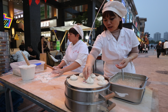 10月13日，第二十五期非遺市集在開元廣場開市，吸引了眾多市民、游客。本期非遺項目共77項，其中傳統美食項目34項、傳統手工藝項目17項、傳統中醫藥項目21項、非遺展演項目5項。全媒體記者 石斐 攝