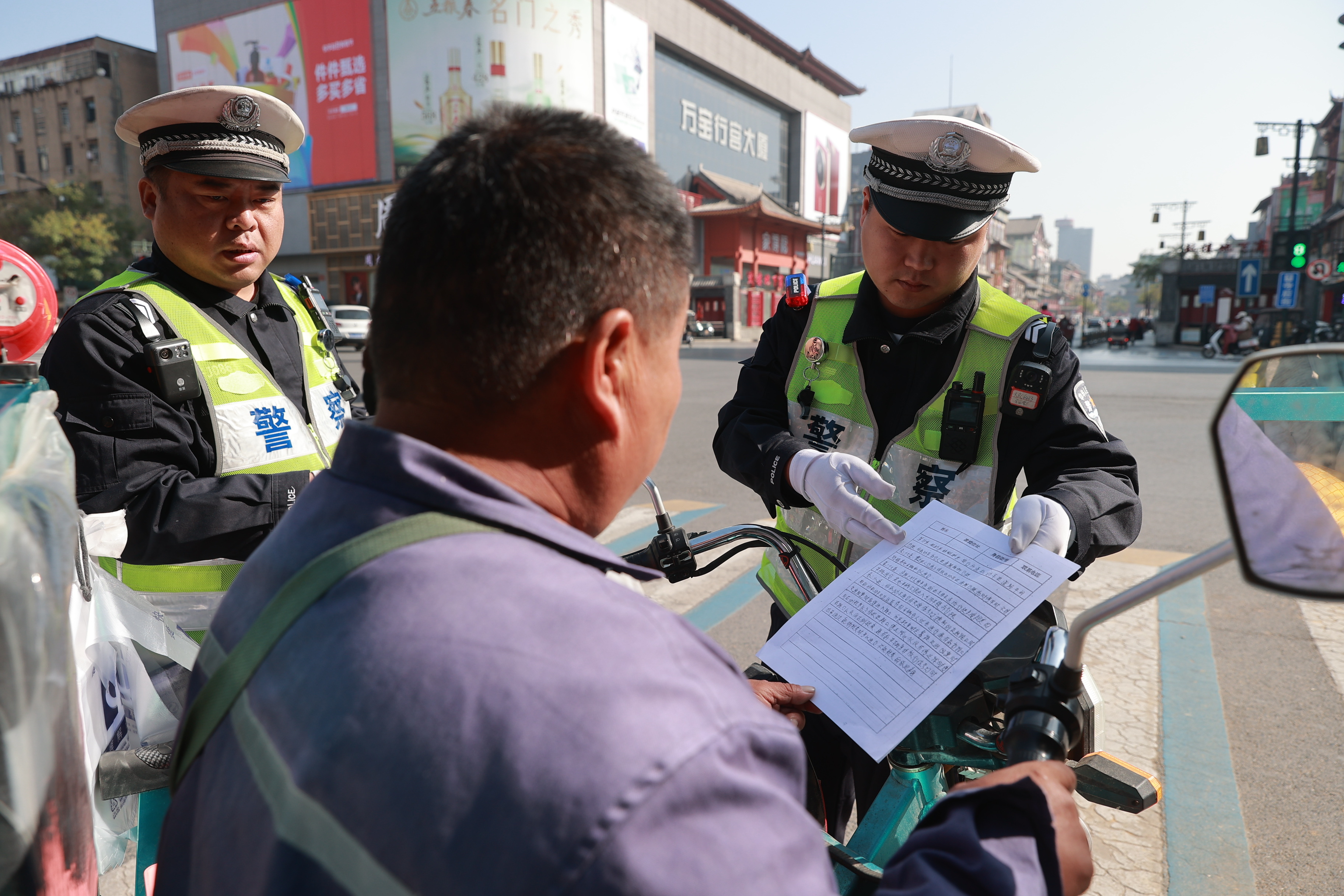 为进一步规范非机动车通行秩序，提升骑乘人员守法意识、安全意识、文明意识和自我防护能力，市交警二大队持续开展非机动车违法行为专项治理行动，全媒体记者 刘睿恒 10月24日 摄