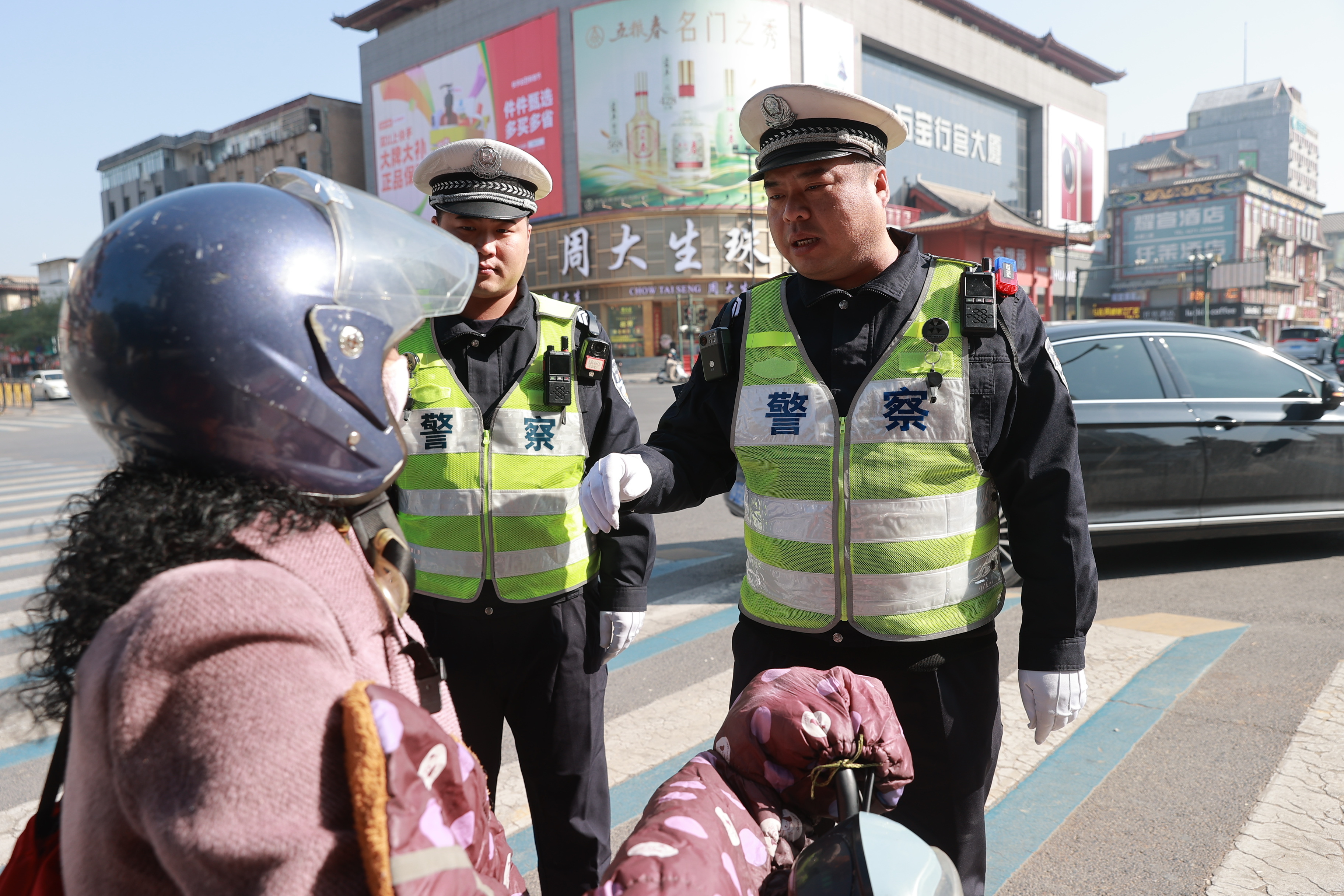 为进一步规范非机动车通行秩序，提升骑乘人员守法意识、安全意识、文明意识和自我防护能力，市交警二大队持续开展非机动车违法行为专项治理行动，全媒体记者 刘睿恒 10月24日 摄