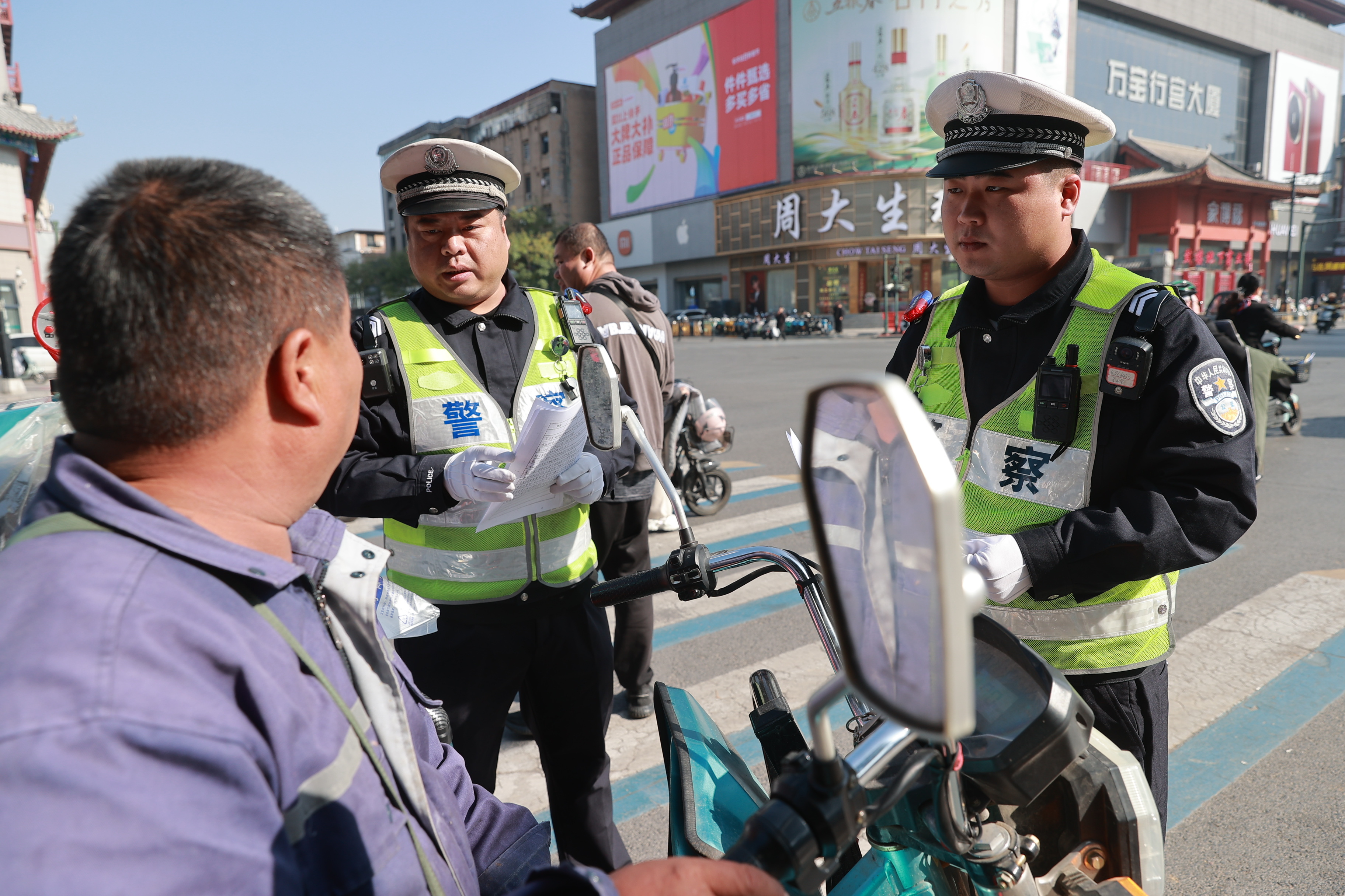 为进一步规范非机动车通行秩序，提升骑乘人员守法意识、安全意识、文明意识和自我防护能力，市交警二大队持续开展非机动车违法行为专项治理行动，全媒体记者 刘睿恒 10月24日 摄