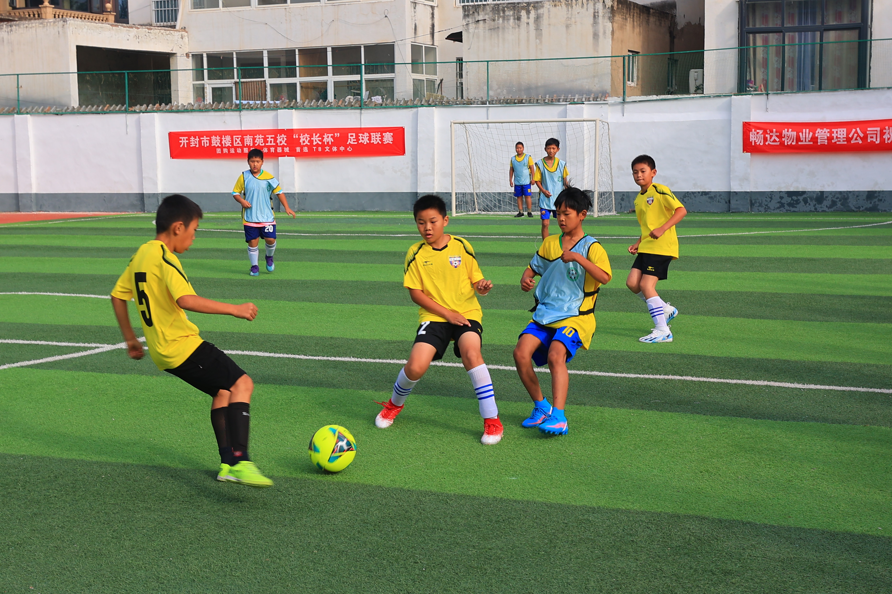 10月25日，2024年鼓楼区南苑五校“校长杯”足球联赛在开封市黄河路小学举行，参赛的代表队运动员在绿茵场上奔跑传球，充满激情。全媒体记者 李浩 摄