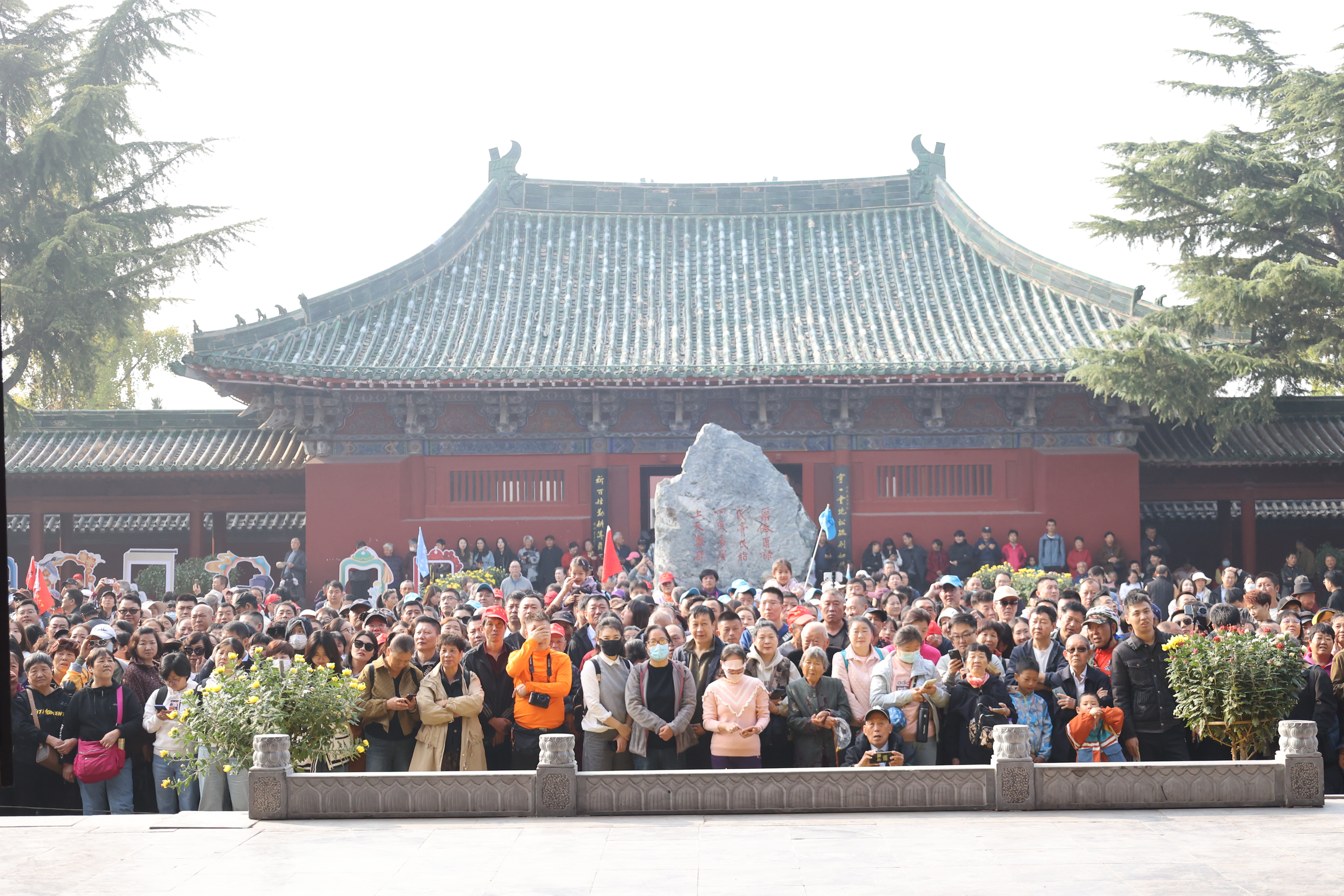 菊花文化节期间，开封旅游市场持续火爆，四面八方的游客前来感受千年古城的历史底蕴与时尚活力。全媒体记者 石斐 摄