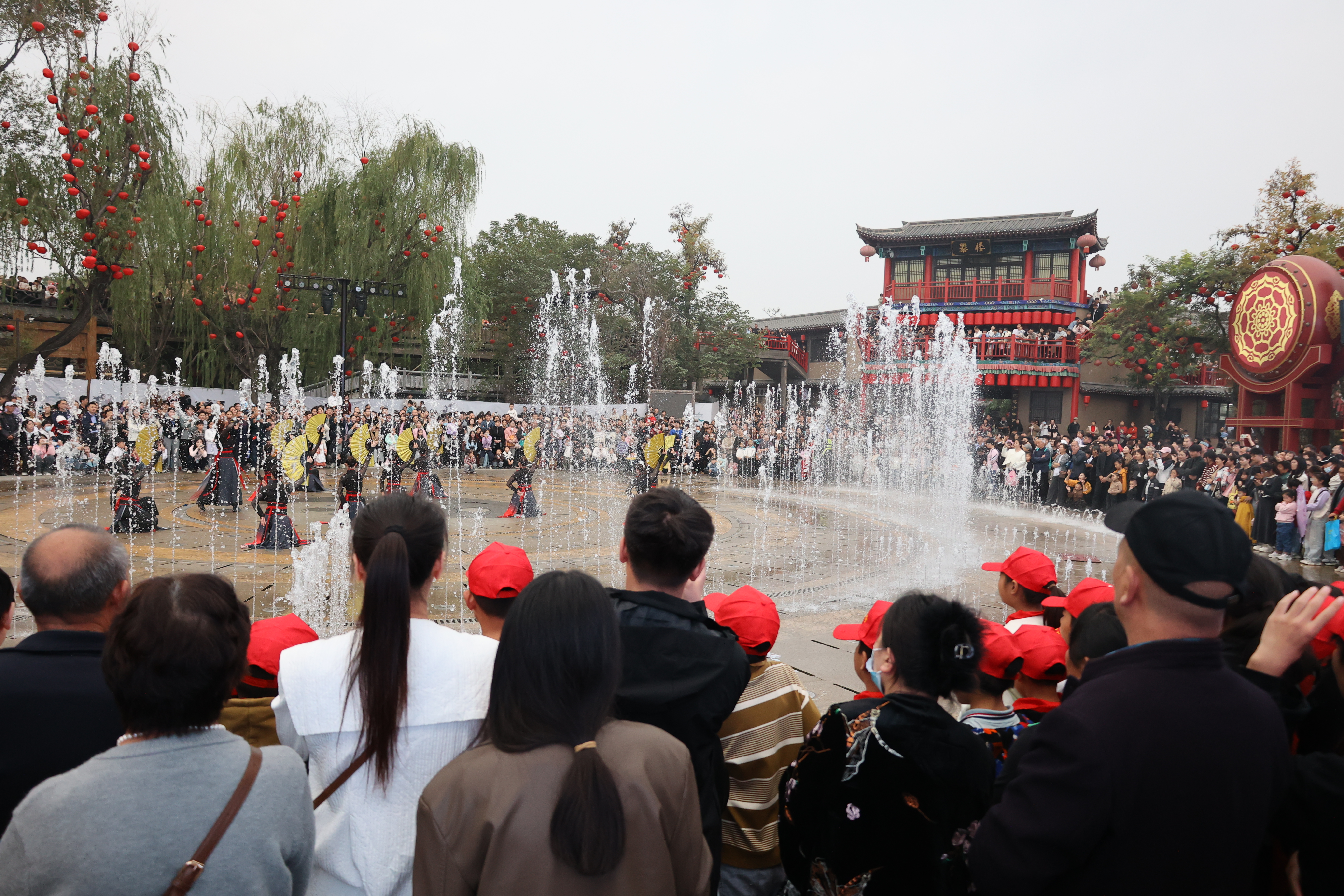 菊花文化节期间，开封旅游市场持续火爆，四面八方的游客前来感受千年古城的历史底蕴与时尚活力。全媒体记者 石斐 摄