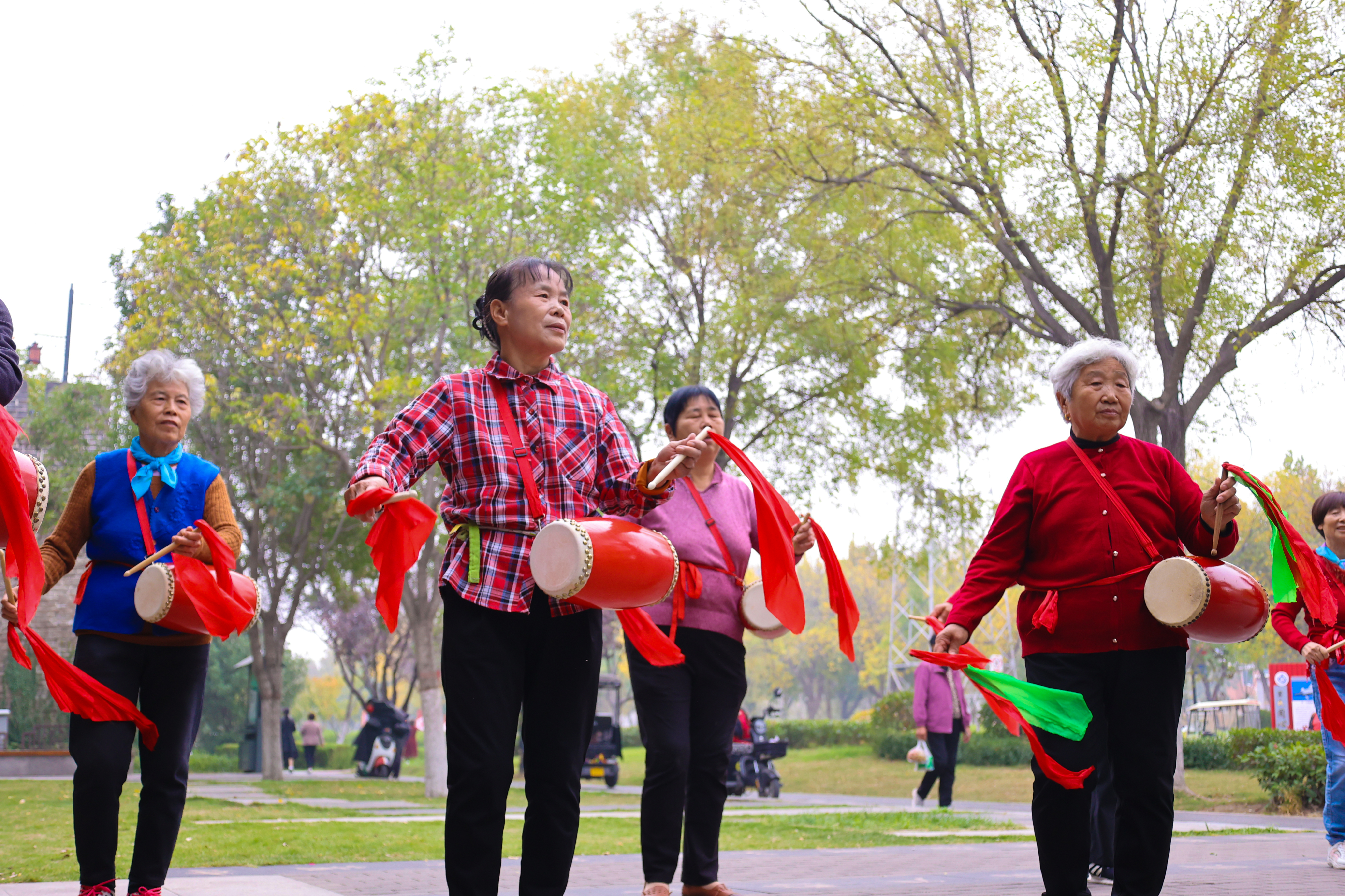 10月28日，一群老年人在开封城墙公园练习传统腰鼓技艺，提高身体素质，丰富精神生活。全媒体记者 石斐 摄