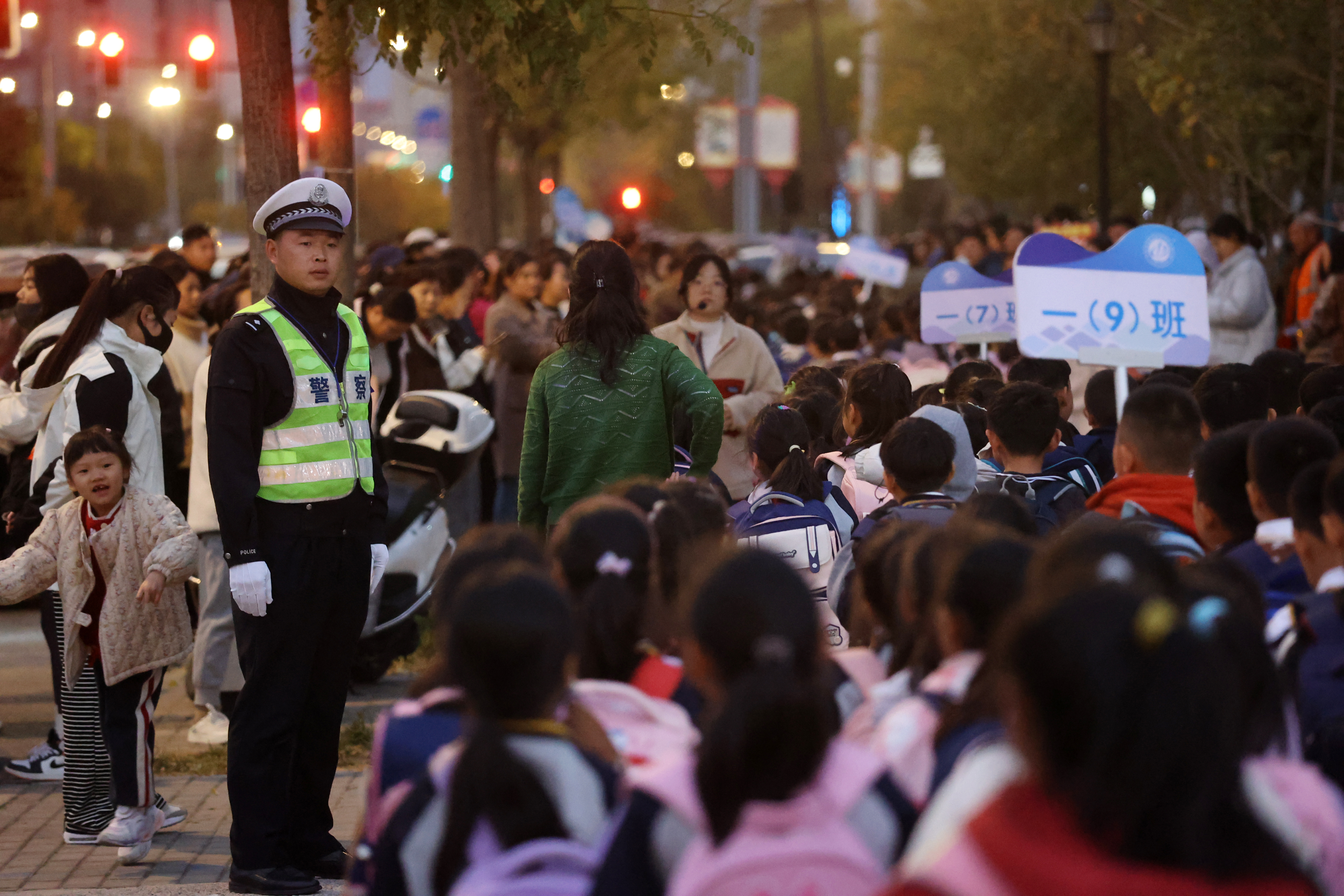 放学高峰期，交警在学校周边路口站岗执勤，疏导交通，引导学生安全过马路，指挥过往车辆减速避让学生，确保学生出行安全。 全媒体记者袁洋11月4日摄