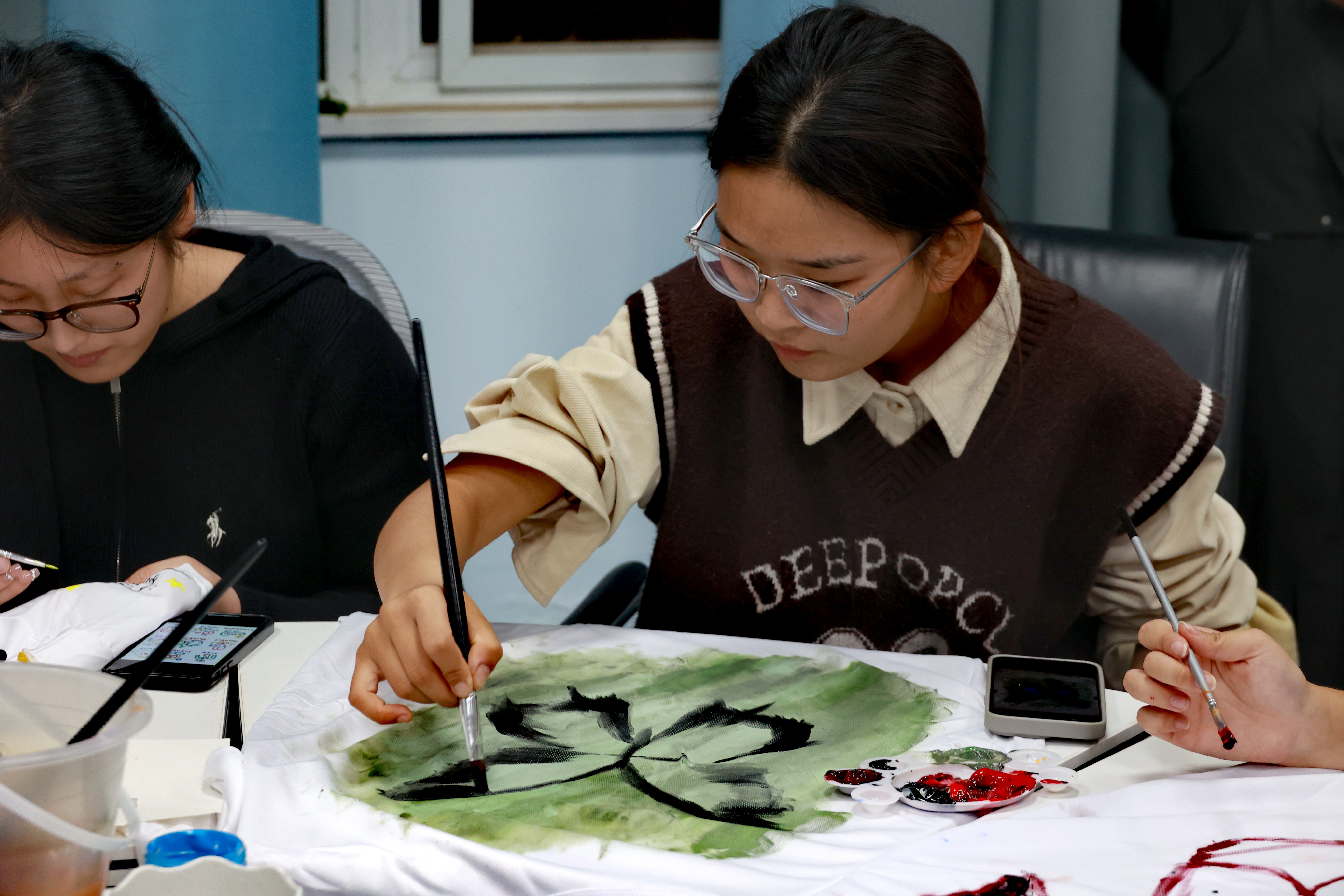 为缓解大学生学习压力，提升心理健康水平，11月5日晚，开封大学大学生心理健康教育中心开展绘画创意体验活动，学生们以衣为画卷，肆意挥洒笔墨，尽情表达自我。全媒体记者 石斐 通讯员 步尧摄