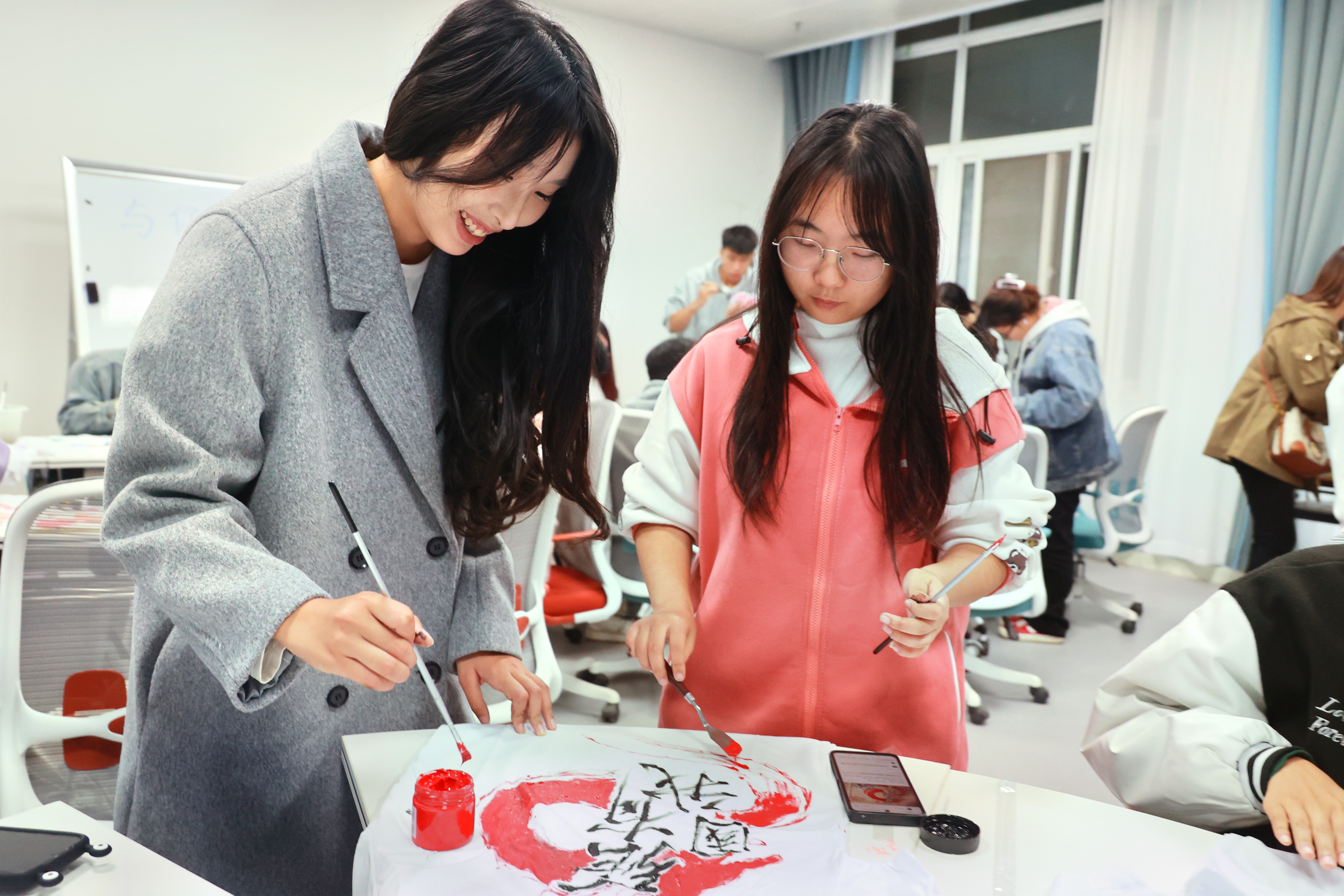 为缓解大学生学习压力，提升心理健康水平，11月5日晚，开封大学大学生心理健康教育中心开展绘画创意体验活动，学生们以衣为画卷，肆意挥洒笔墨，尽情表达自我。全媒体记者 石斐 通讯员 步尧摄