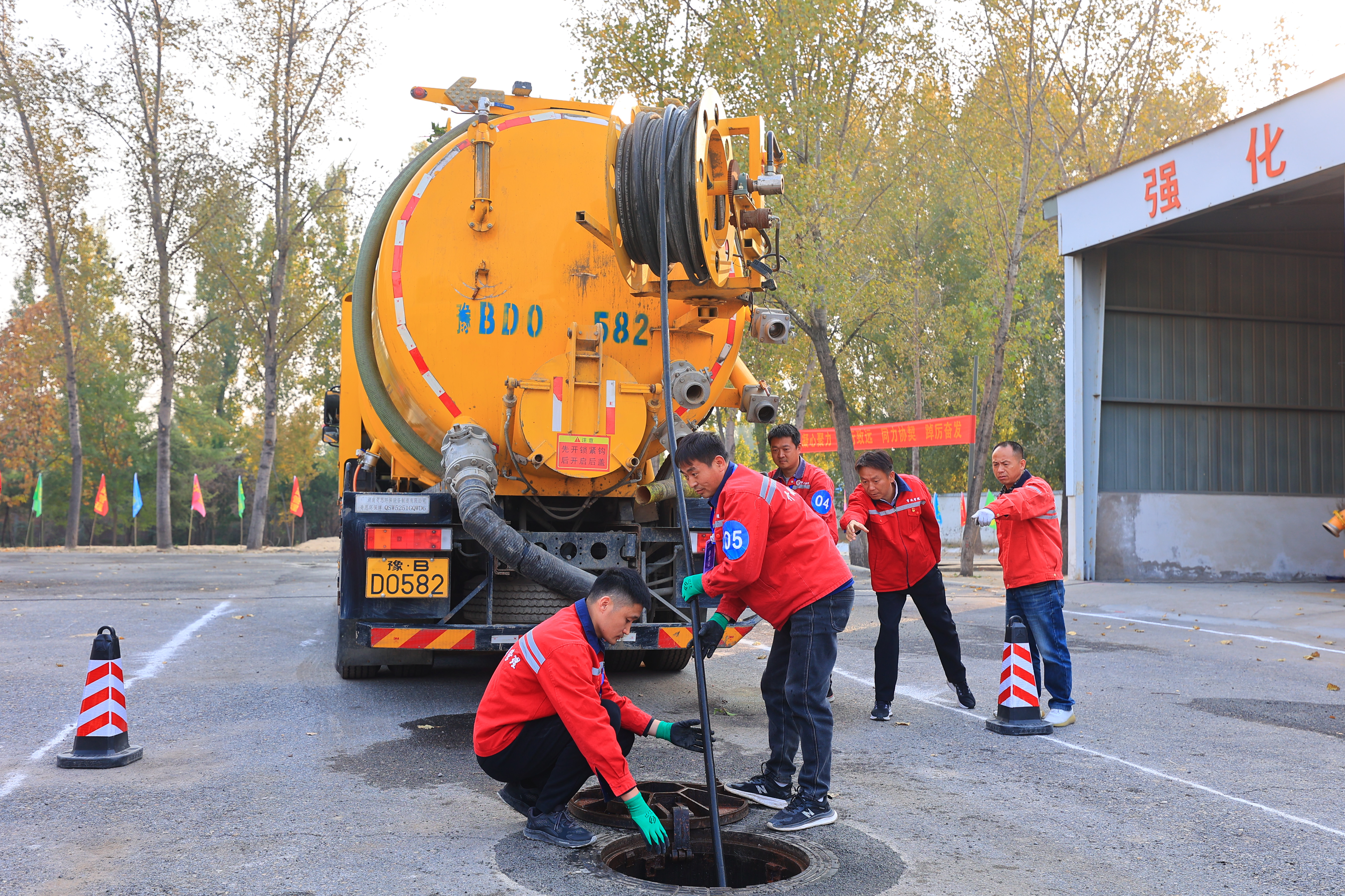 11月6日，2024年开封市第十九届职工职业技能竞赛排水管道工决赛举行，营造了广大职工练技能、强技能的良好氛围，以技能竞赛为驱动，促使开封市道路养护队伍的技术技能创新方面进一步提升。全媒体记者 李浩 摄