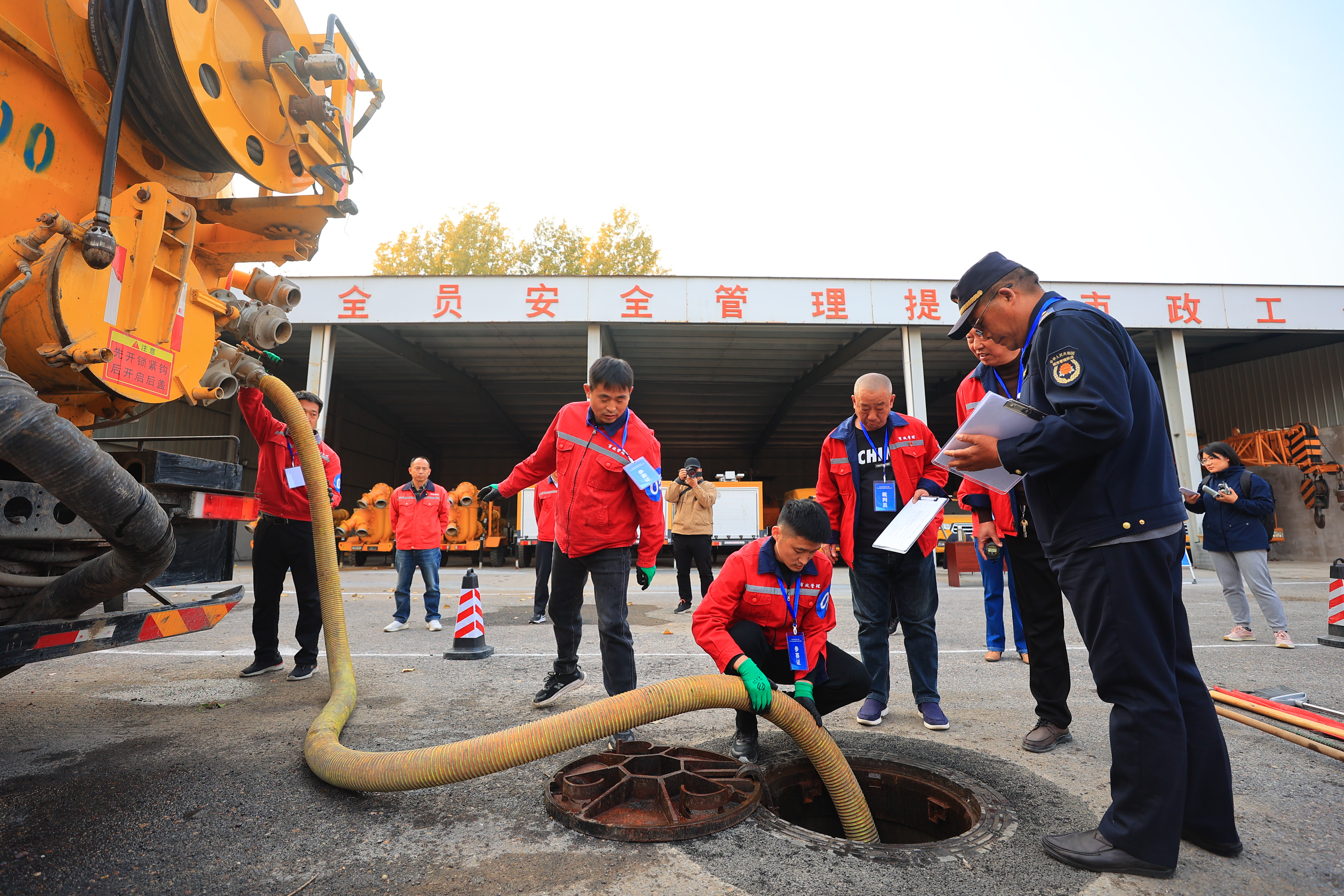 11月6日，2024年开封市第十九届职工职业技能竞赛排水管道工决赛举行，营造了广大职工练技能、强技能的良好氛围，以技能竞赛为驱动，促使开封市道路养护队伍的技术技能创新方面进一步提升。全媒体记者 李浩 摄