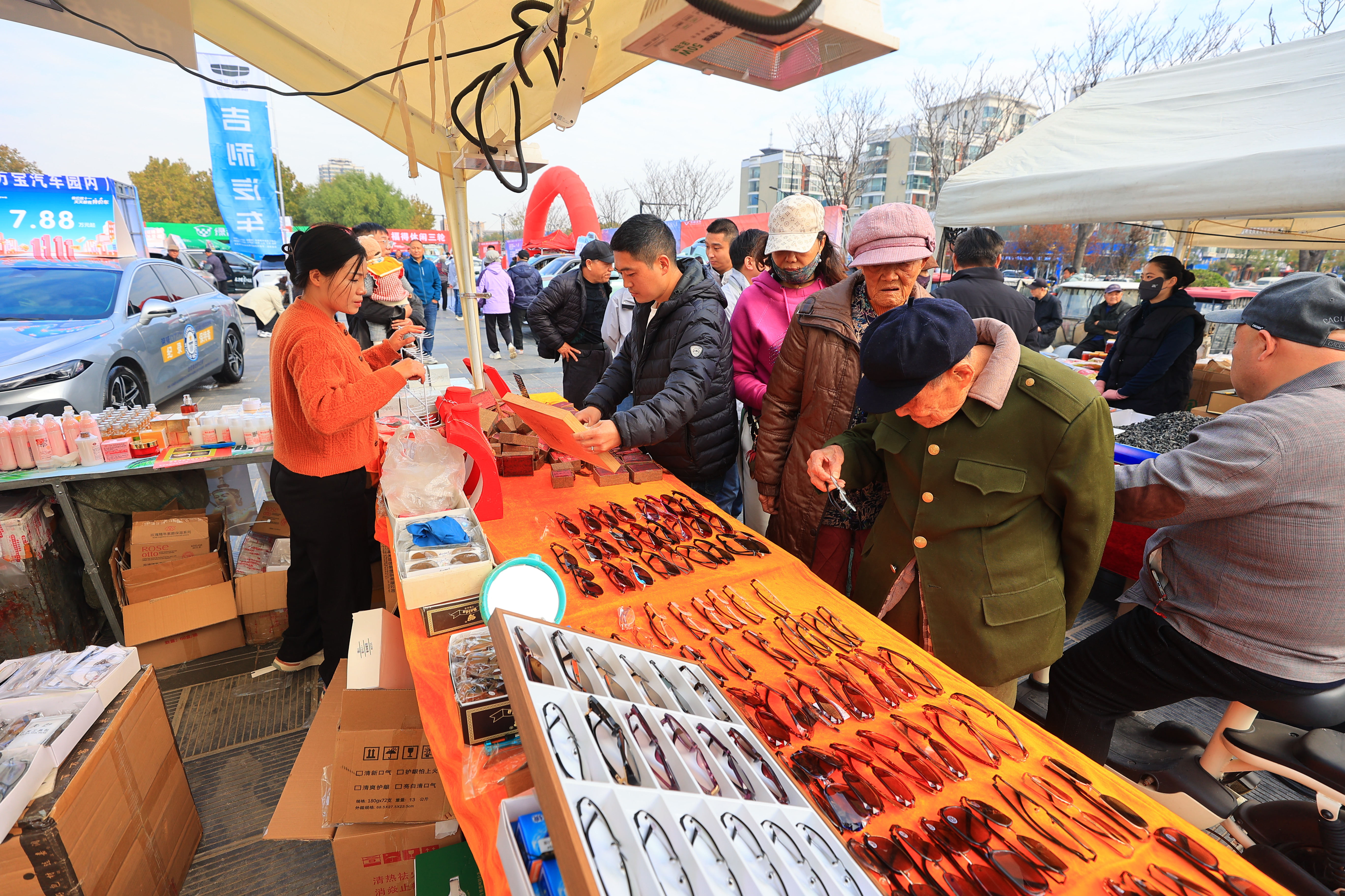 11月8日，第三届中老年产业展示会上产品琳琅满目，各个展台前人头攒动，他们逛展会、品美食，购买心仪的产品。全媒体记者 李浩 摄 