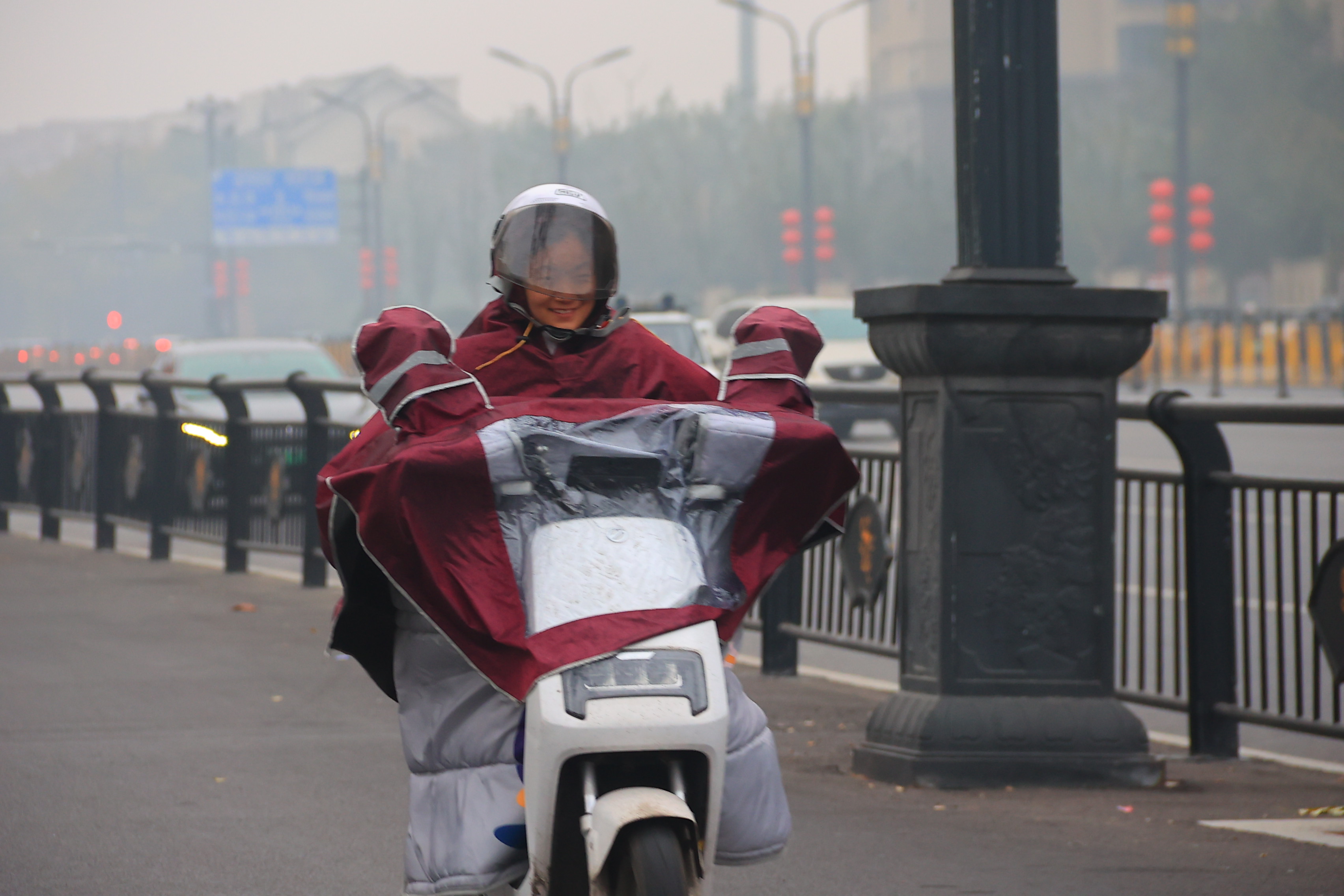 11月12日，我市阴雨天气，透着浓浓冷意，市民着厚装雨具出行。全媒体记者李浩摄