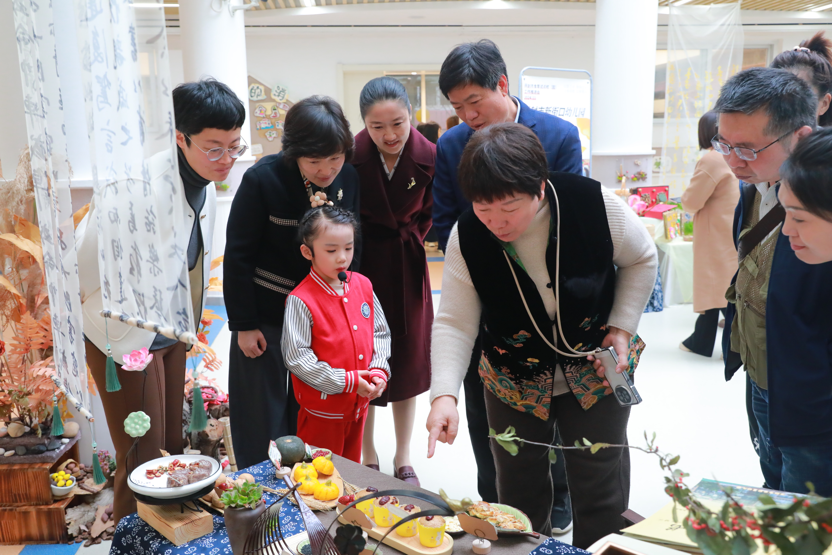 11月12日，开封市第二批食育试点校（园）培育工作会议在世纪星幼儿园举行，全市中小学、幼儿园共80余人参与活动。本次活动特邀专家河南省实验幼儿园原党委书记、园长张秋萍现场讲授“生命的花朵”。全媒体记者袁洋摄 